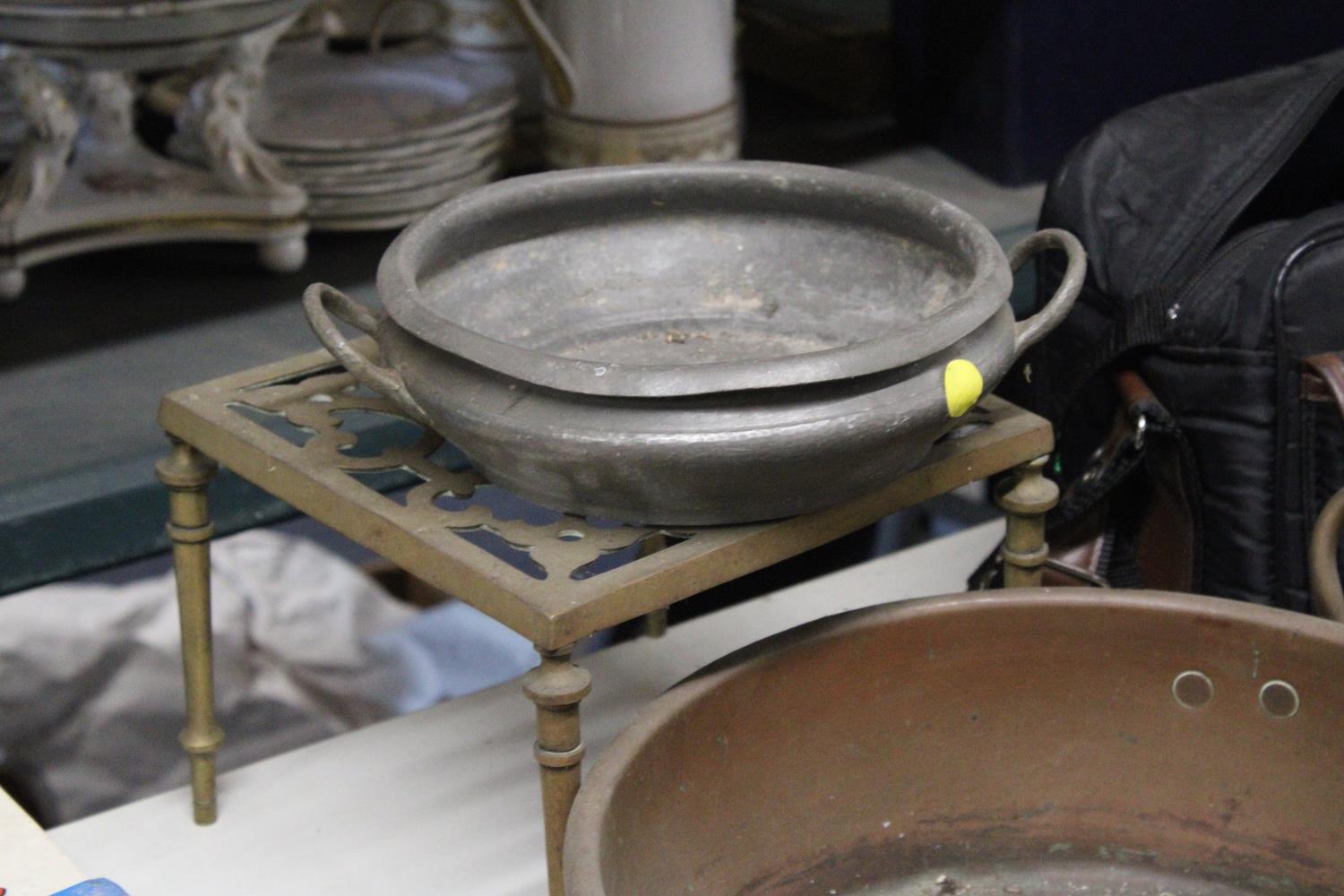 A LARGE VINTAGE COPPER BOWL WITH A BRASS TRIVET AND PLANTER PLUS PEWTER BOWL AND SILVER PLATED TRAY - Image 2 of 4