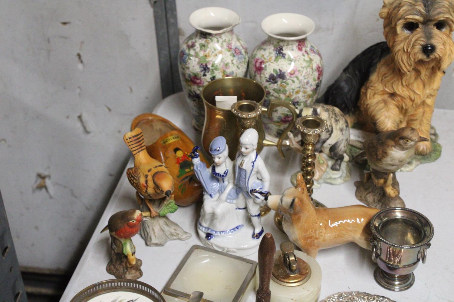 A MIXED LOT OF COLLECTABLES TO INCLUDE SIX MINIATURE BRASS ANIMALS, A VINTAGE OYNX ASHTRAY, A PAIR - Image 5 of 7