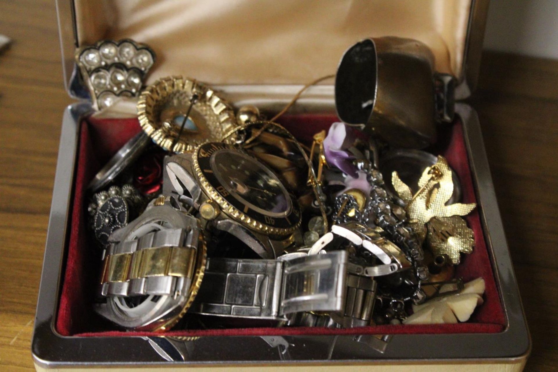 A QUANTITY OF COSTUME JEWELLERY TO INCLUDE WATCHES, BROOCHES, NECKLACES, TRINKETS, ETC - Image 2 of 2