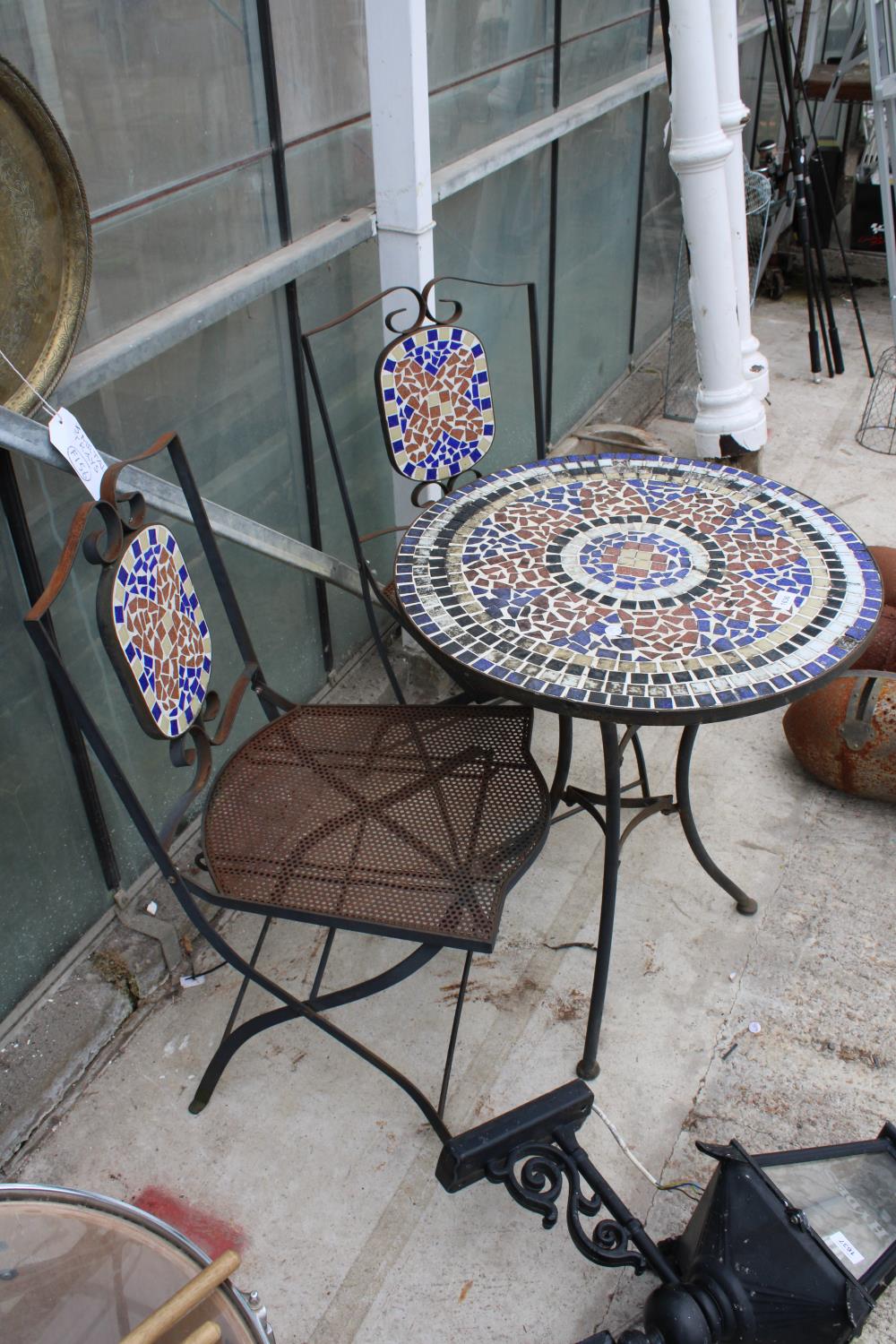 A METAL TILE TOPPED BISTRO TABLE AND A PAIR OF FOLDING CHAIRS TO MATCH - Bild 3 aus 3
