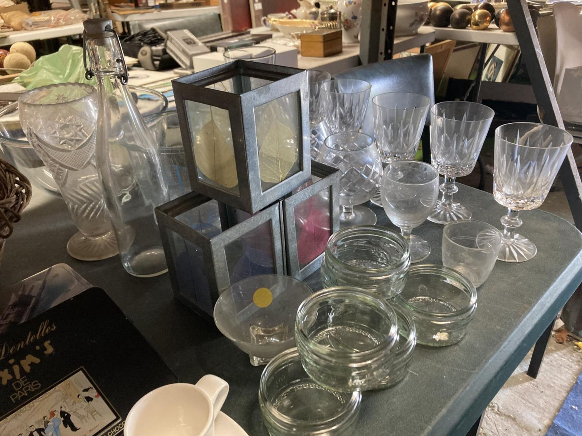 A LARGE QUANTITY OF GLASSWARE TO INCLUDE TEALIGHT LANTERNS, WINE AND BRANDY GLASSES, TUMBLERS, - Image 2 of 5