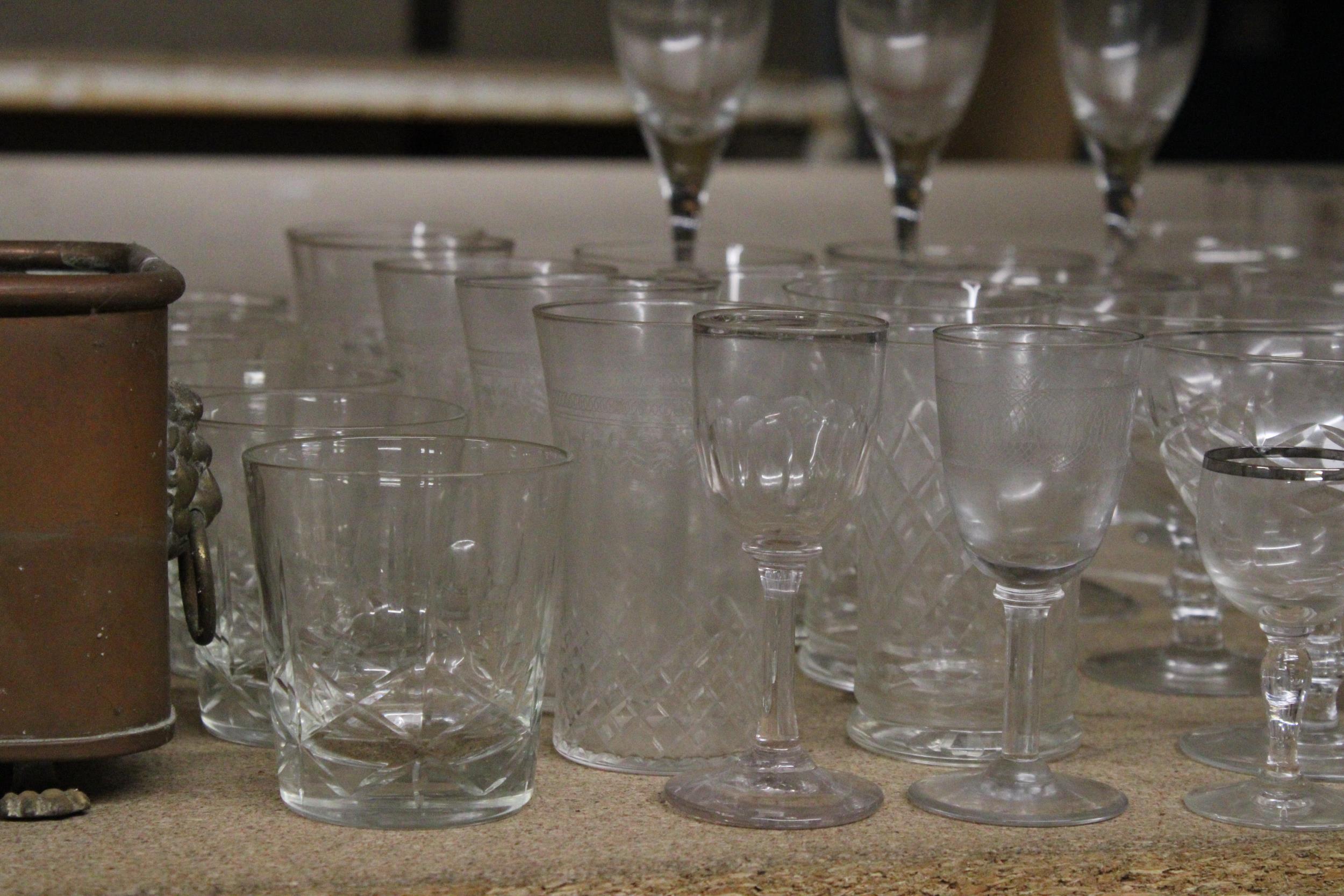 A LARGE QUANTITY OF GLASSES TO INCLUDE CHAMPAGNE FLUTES, WHISKY GLASSES, TUMBLERS, DESSERT - Image 2 of 6