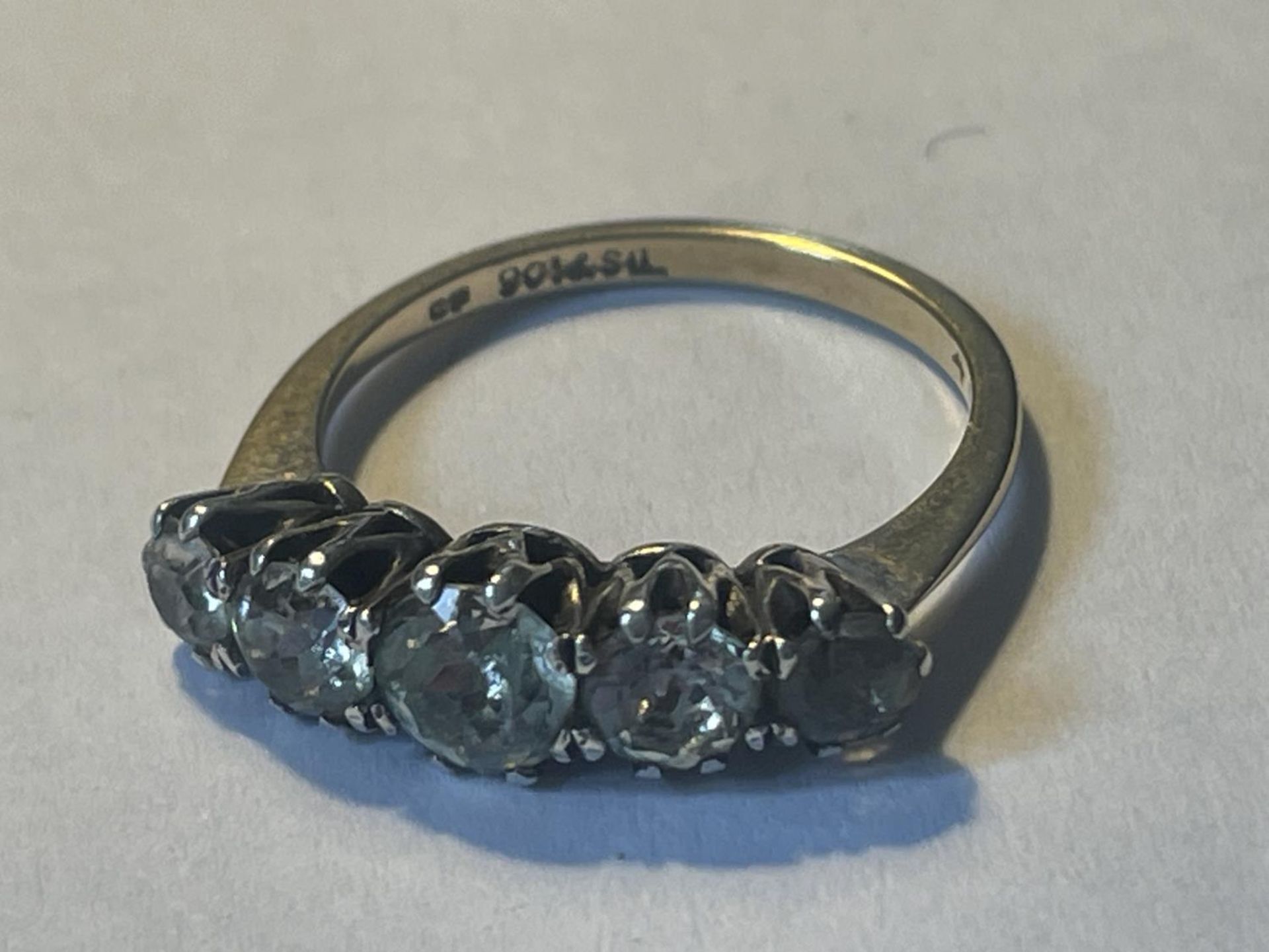 A SILVER AND 9 CARAT GOLD RING WITH FOVE IN LINE CLEAR STONES IN A PRESENTATION BOX - Image 2 of 4