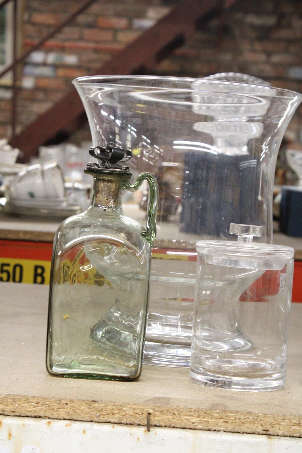 A QUANTITY OF GLASSWARE TO INCLUDE, LARGE VASES, BOTTLES, ETC - Image 2 of 5