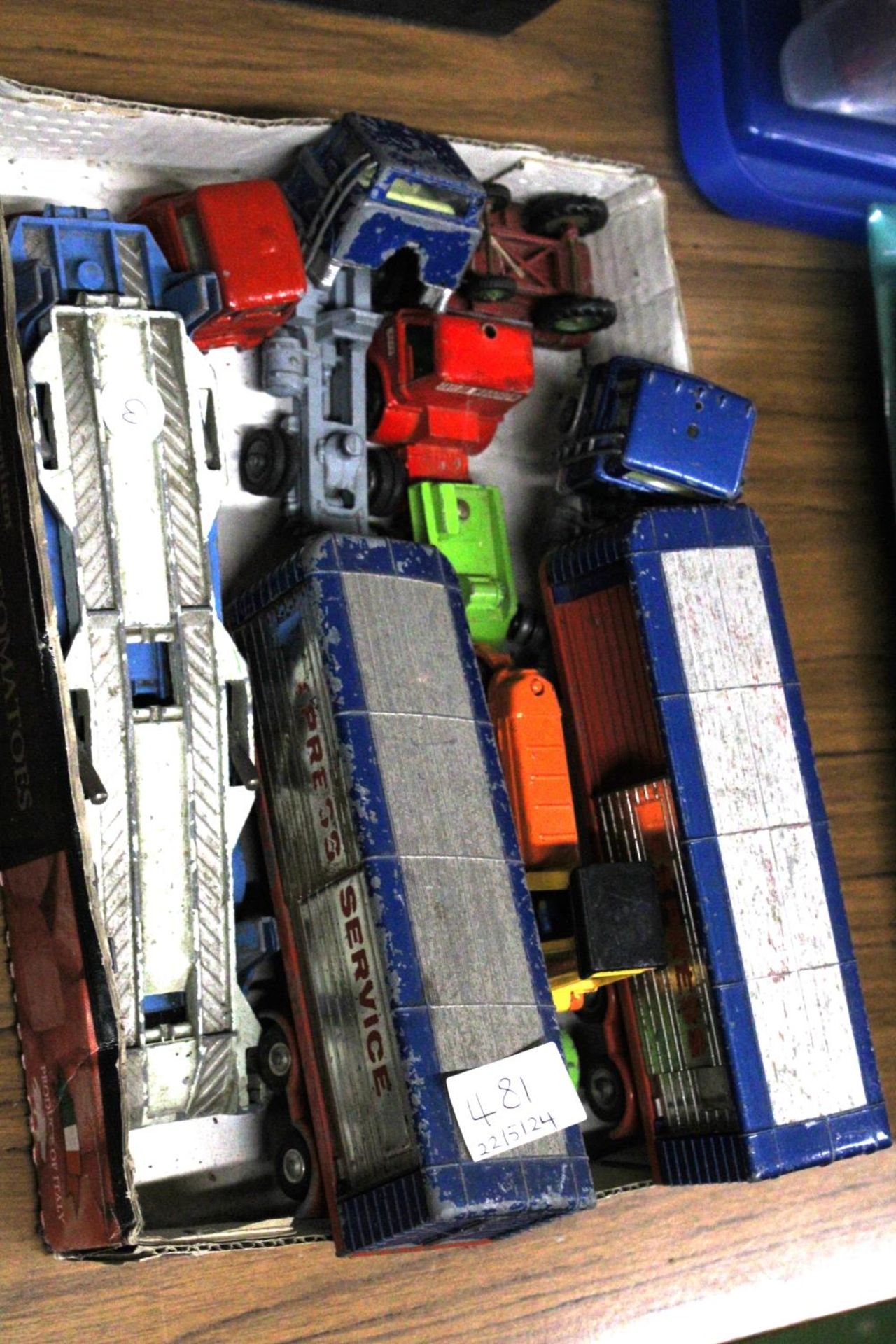 A COLLECTION OF DI-CAST CARS AND LORRIES TO INCLUDE CORGI ETC - Image 3 of 3