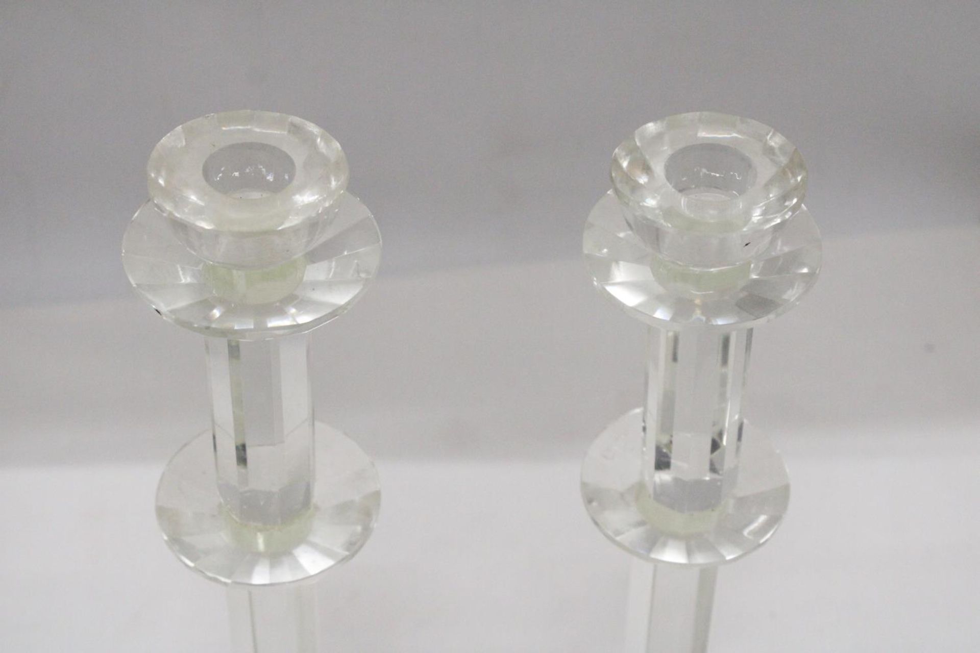 A PAIR OF GLASS CANDLESTICKS, HEIGHT 34CM - Image 5 of 5