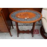 AN OVAL MAHOGANY CENTRE TABLE WITH CARVED ACORN AND LEAF DECORATION TO TOP 28" X 18"