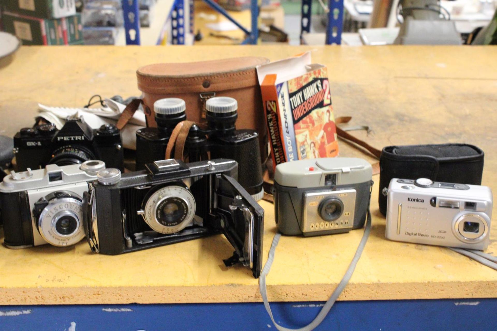 A COLLECTION OF VINTAGE CAMERAS TO INCLUDE A SIX 20 KODAK, AGILUX AGIFLASH, SONY CYBERSHOT, KONICA - Image 2 of 7