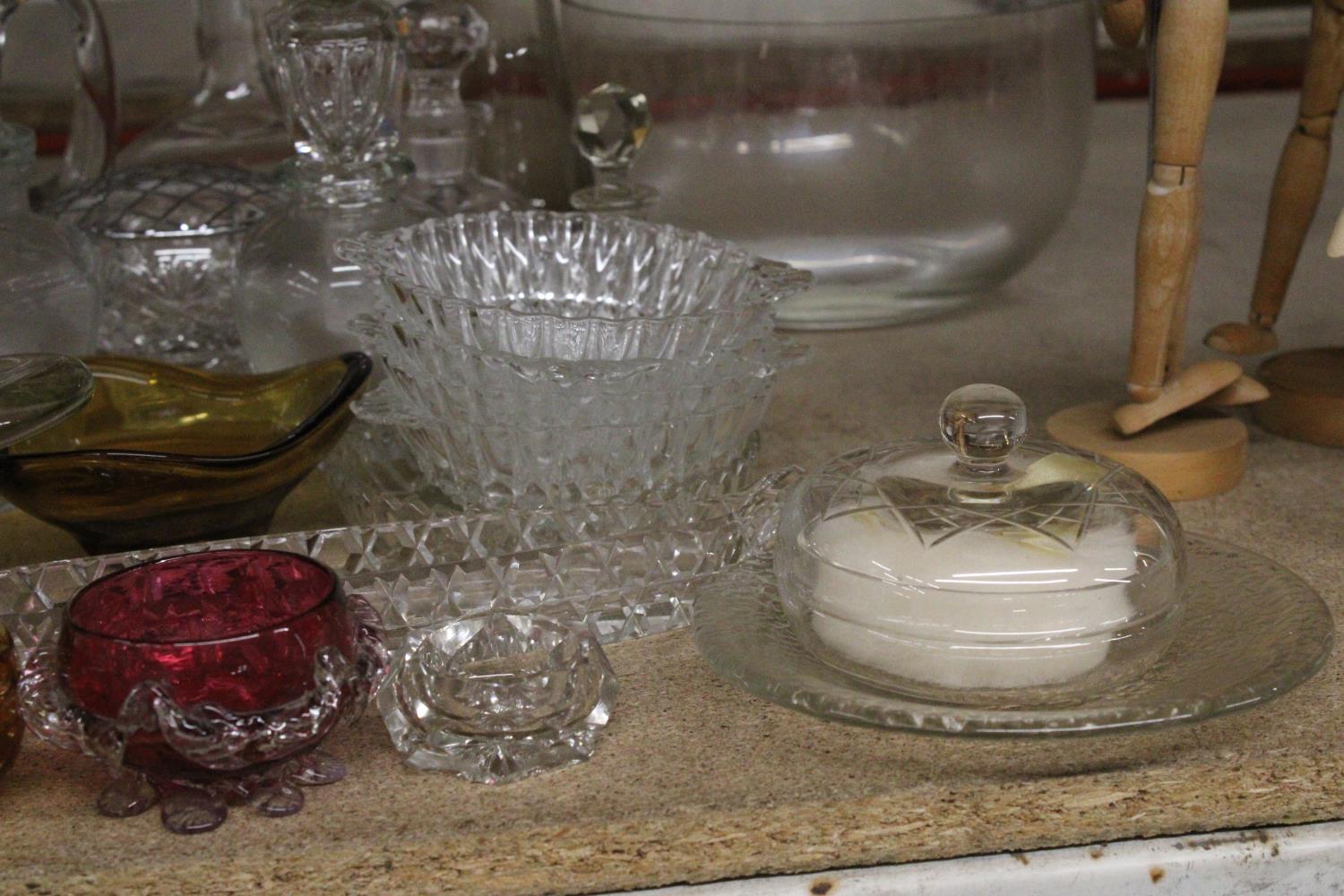 A LARGE COLLECTION OF GLASSWARE TO INCLUDE AN ART GLASS TRIANGULAR BOWL, WHITEFRIARS STYLE - Image 3 of 6