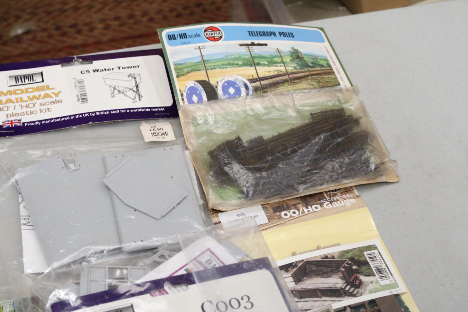 VARIOUS MODEL RAILWAY ACCESSORY KITS TO INCLUDE BRIDGES, TOWERS, TELEGRAPH POLES ETC. MAINLY 00 - Image 2 of 6