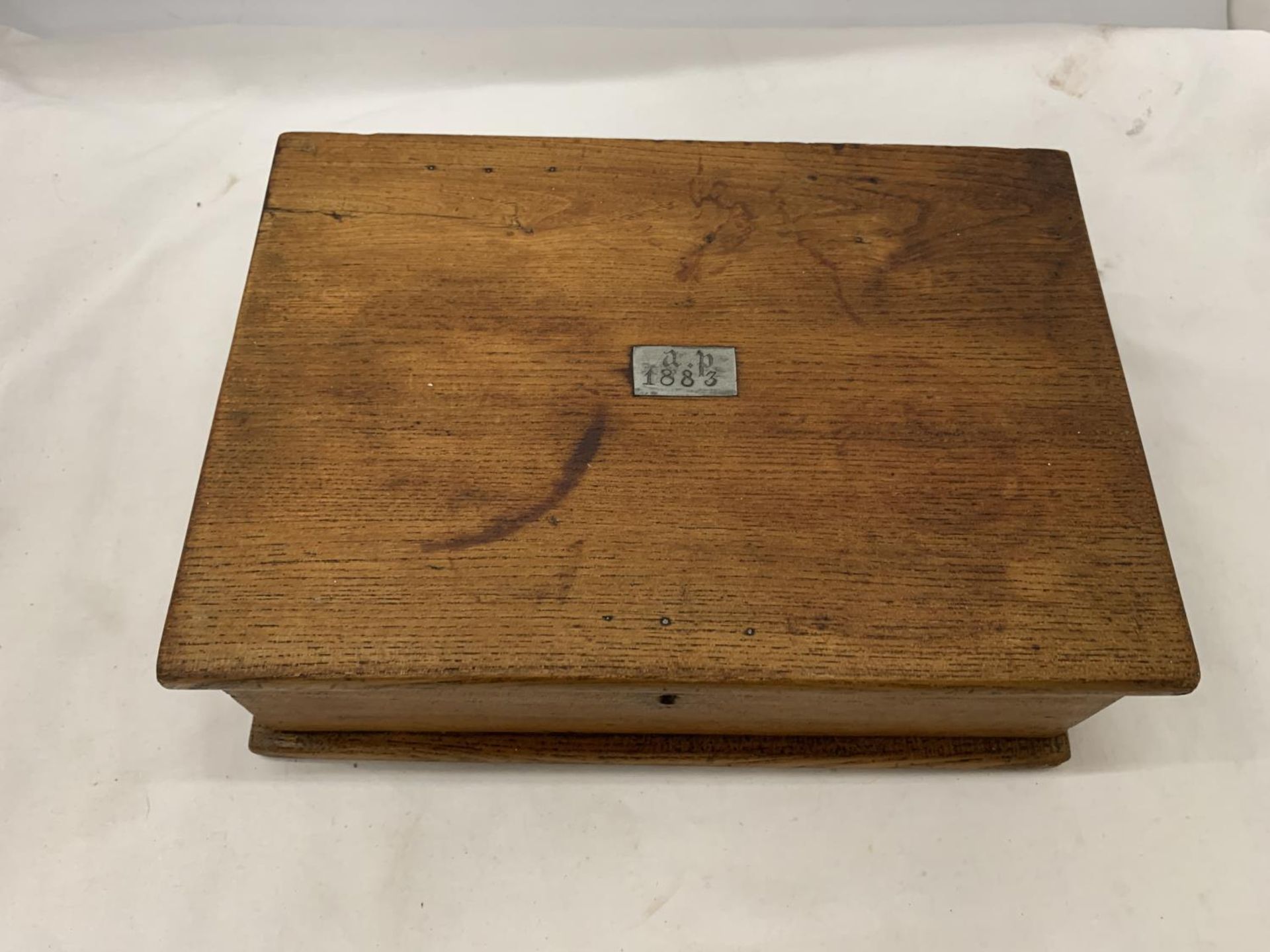 AN 1883 VICTORIAN SEWING BOX WITH CONTENTS - Image 3 of 5