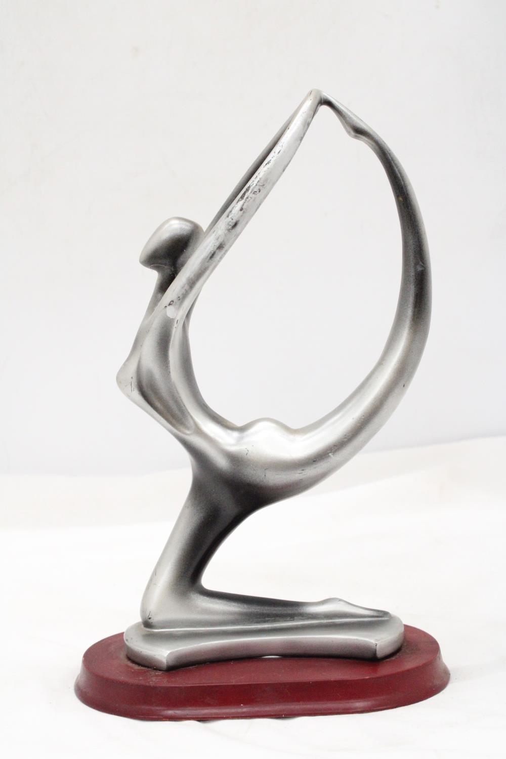 AN ART DECO, NUDE LADY, ALUMINIUM GYMNAST ON A WOODEN BASE, HEIGHT 30CM - Image 4 of 5