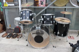 A COMPLETE HOHNER PERKUSSION DRUM KIT TO INCLUDE SNARE, SYMBOLS AND BASS DRUM ETC