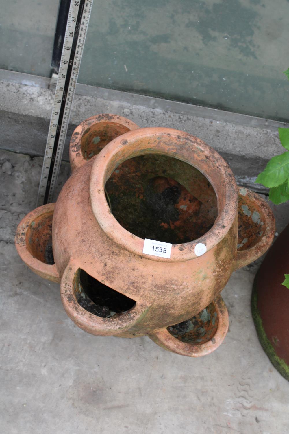 A DECORATIVE TERRACOTTA STRAWBERRY PLANTER - Bild 2 aus 2