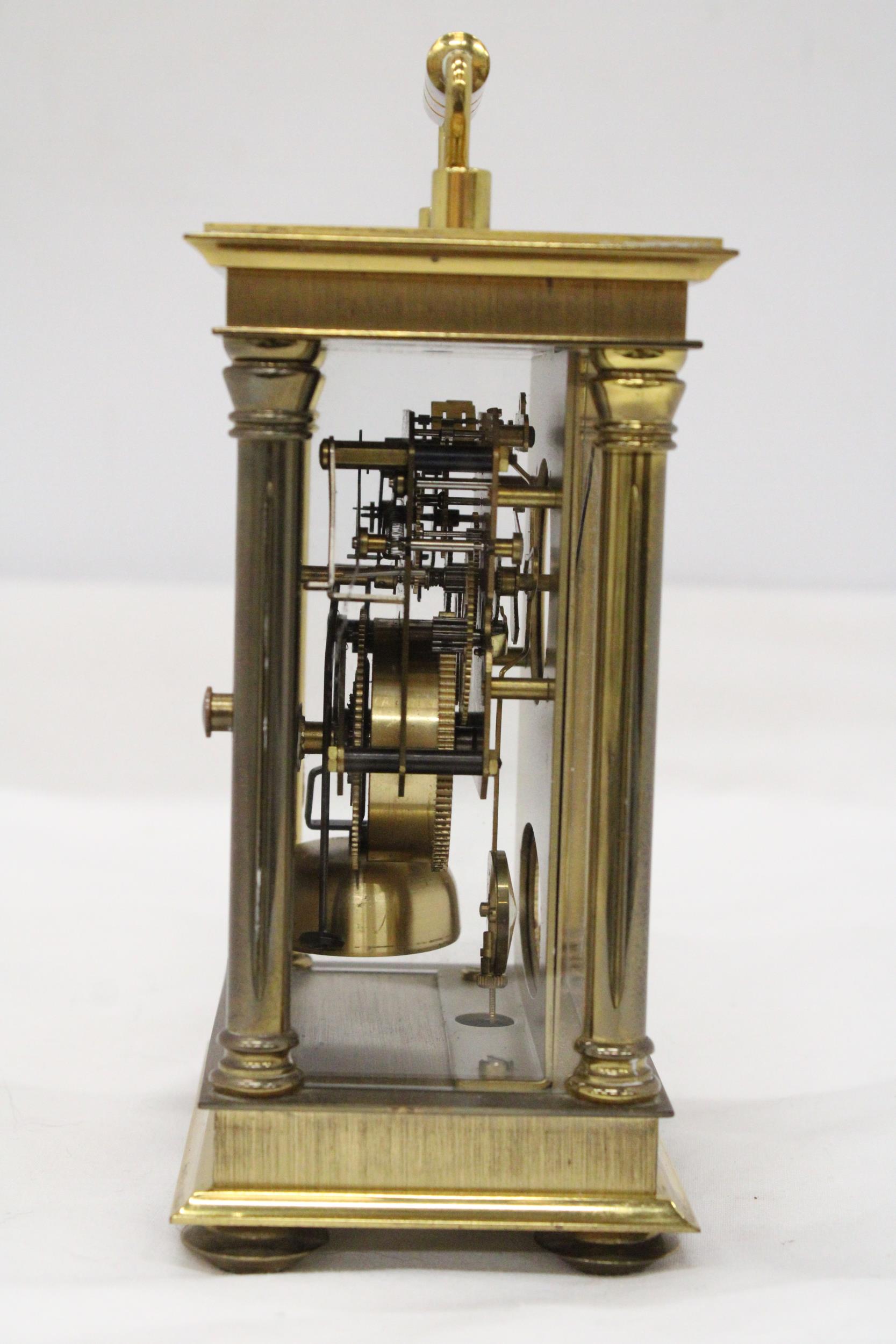 AN 'ANSTEY WILSON' MECHANICAL CARRIAGE CLOCK, WITH PRESENTATION PLAQUE TO THE BACK - Image 3 of 6