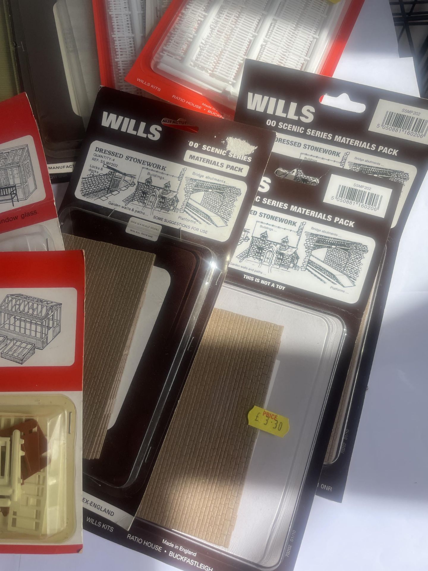 SIXTEEN PACKETS OF WILLS SCENIC MATERIALS KITS TO INCLUDE A SECURITY GATE KIT, GRANITE SETS, DRESSED - Image 4 of 4