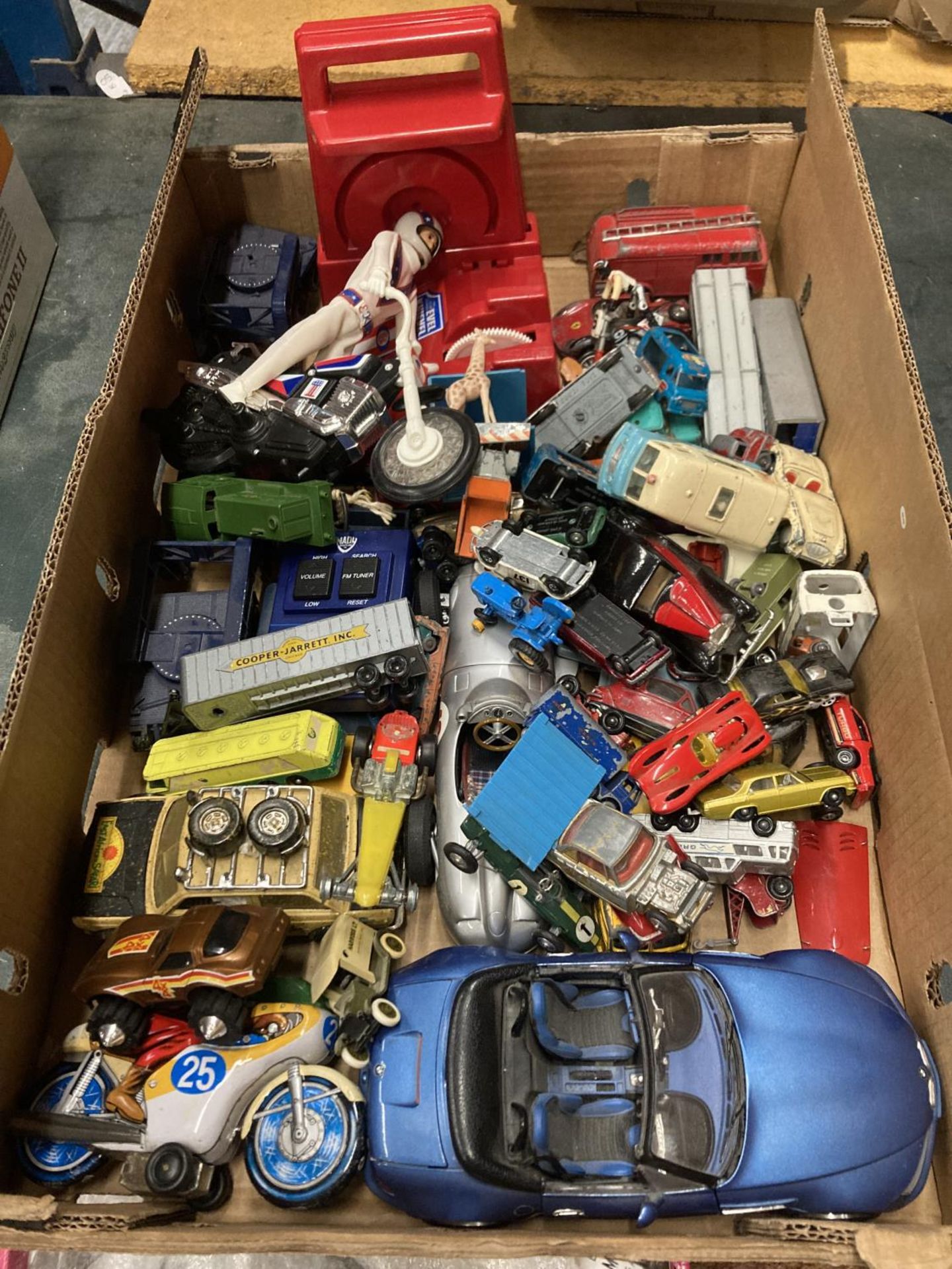 A LARGE ASSORTMENT OF DIE CAST AND TIN PLATE VEHICLES TO INCLUDE VINTAGE DINKY, MATCHBOX, CORGI