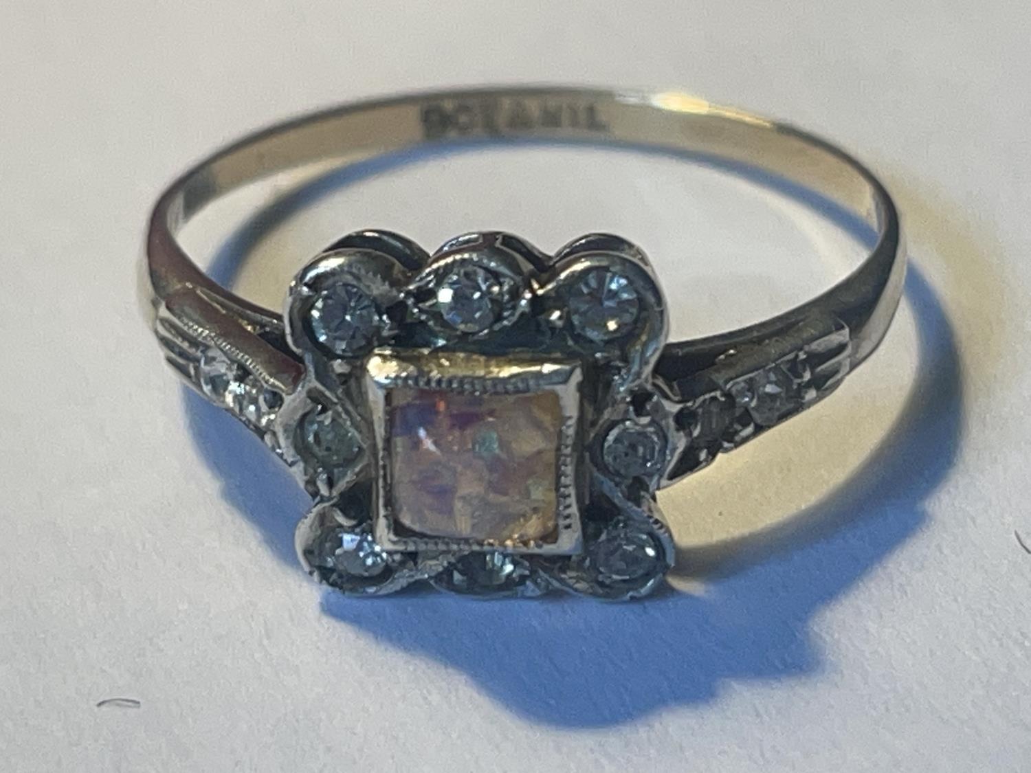 A SILVER AND 9 CARAT GOLD VICTORIAN DRESS RING IN A PRESENTATION BOX - Image 2 of 4