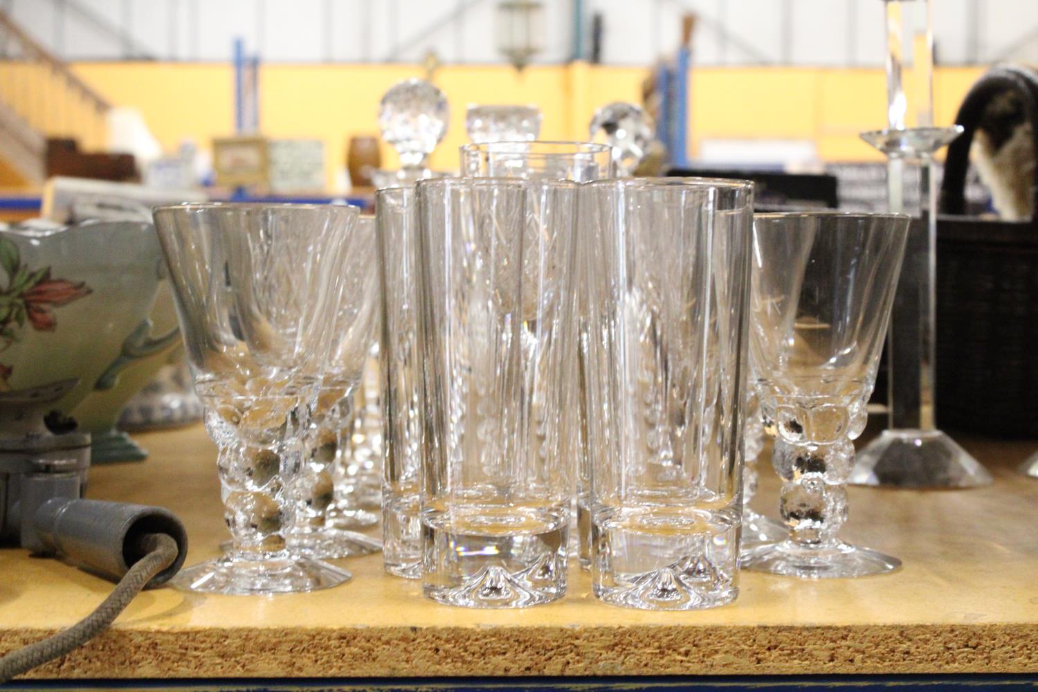 A QUANTITY OF GLASSWARE TO INCLUDE DECANTERS, WINE GLASSES, TUMBLERS, ETC - Image 5 of 5