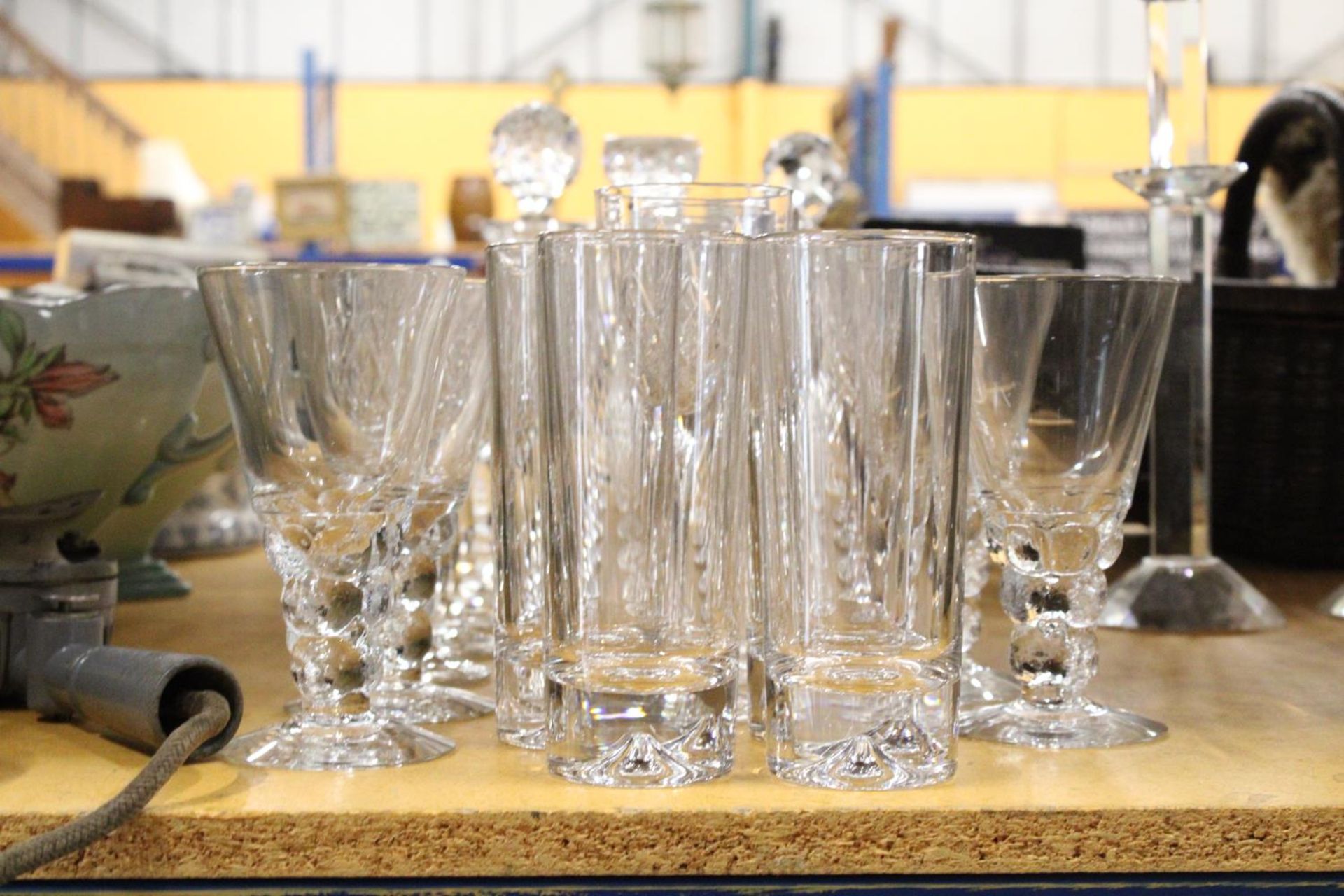 A QUANTITY OF GLASSWARE TO INCLUDE DECANTERS, WINE GLASSES, TUMBLERS, ETC - Image 5 of 5