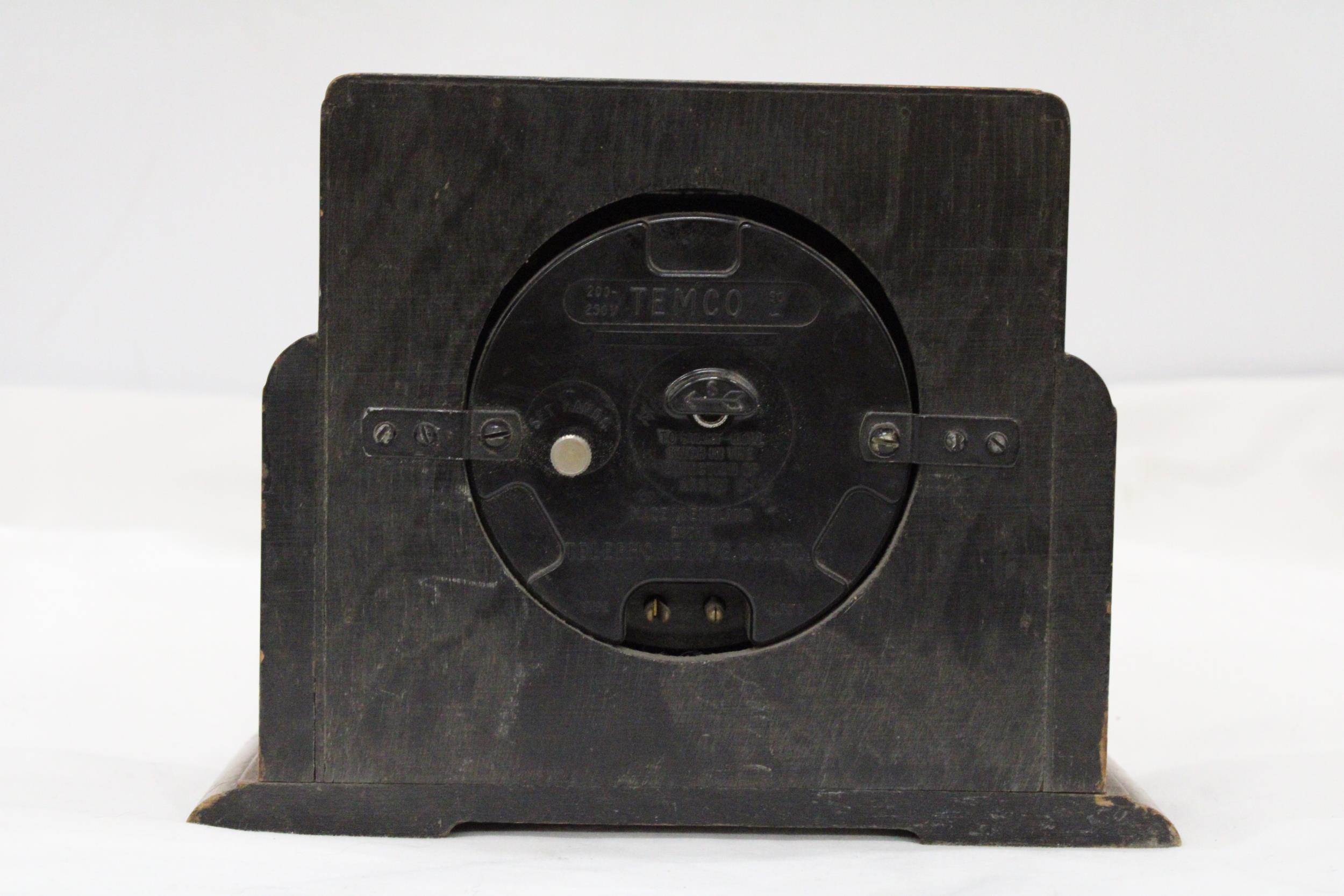 A 1930S, WOODEN, ART DECO MANTLE CLOCK WITH BAKELITE BACK - Image 4 of 5