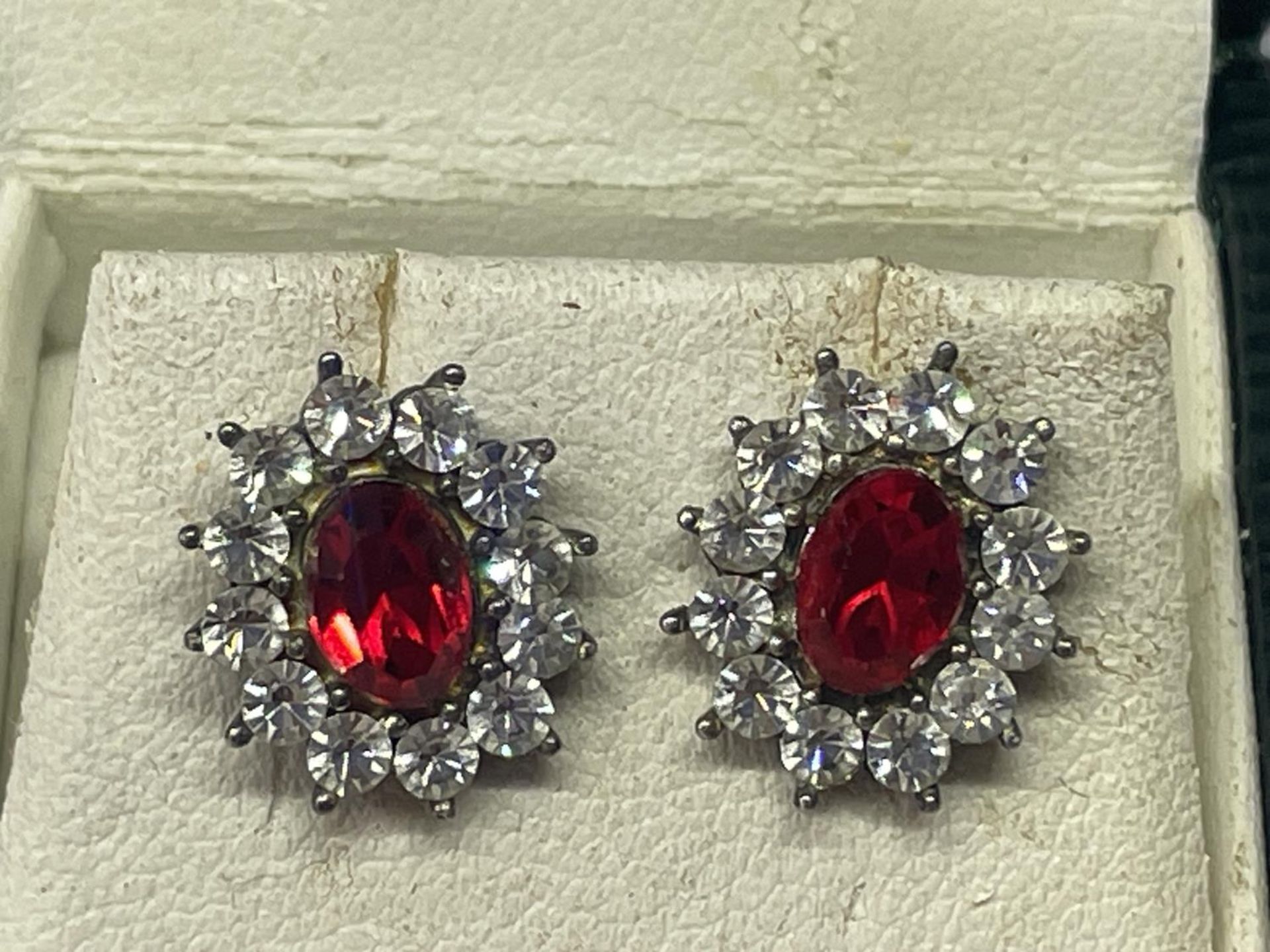 A PAIR OF SILVER AND RED STONE EARRINGS IN A PRESENTATION BOX - Image 2 of 3