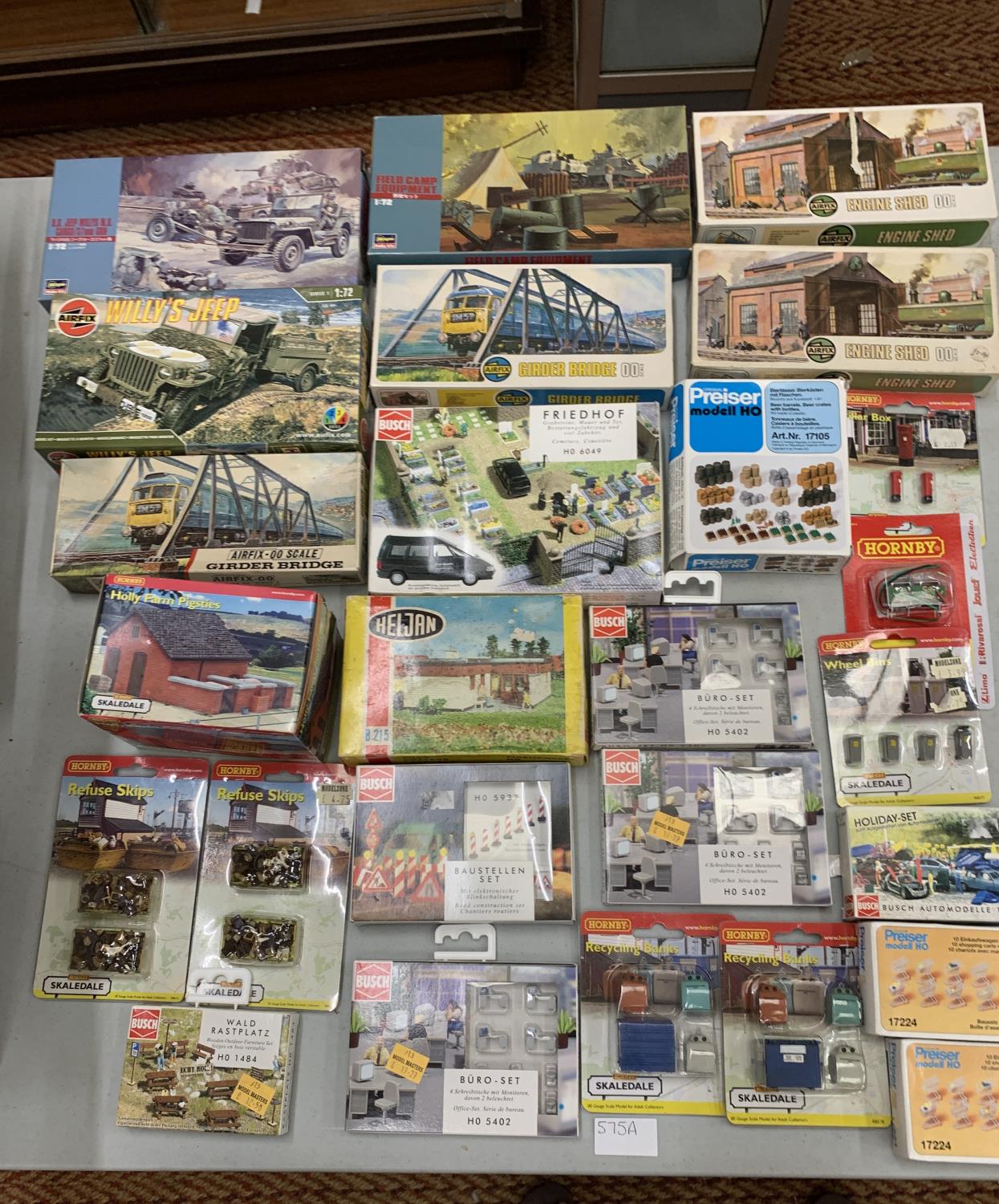 A COLLECTION OF BOXED AIRFIX, HORNBY, BUSH ETC. MODEL KITS TO INCLUDE VEHICLES, BUILDINGS AND