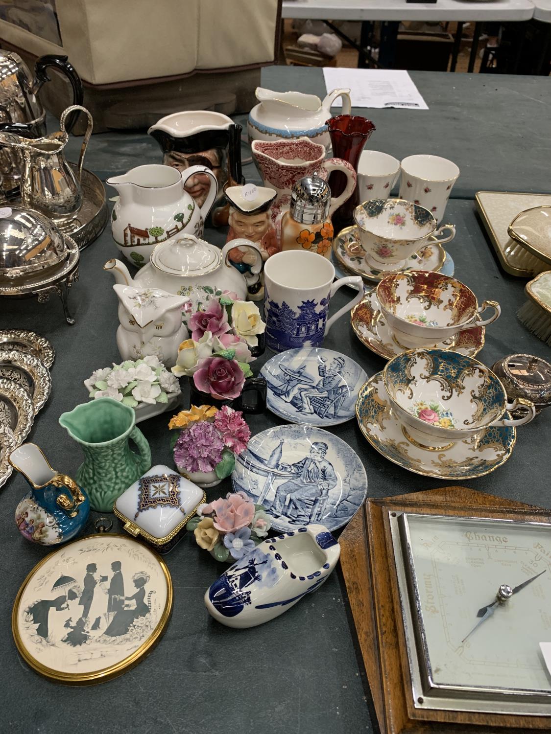A LARGE QUANTITY OF CERAMIC AND CHINA TO INCLUDE PARAGON CUPS AND SAUCERS, FLORAL POSIES, CROWN - Image 7 of 8