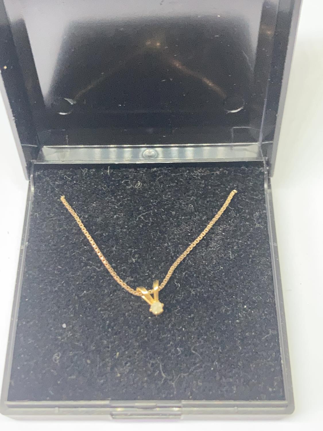 A 9 CARAT GOLD NECKLACE WITH A 9 CARAT GOLD AND DIAMOND PENDANT IN A PRESENTATION BOX