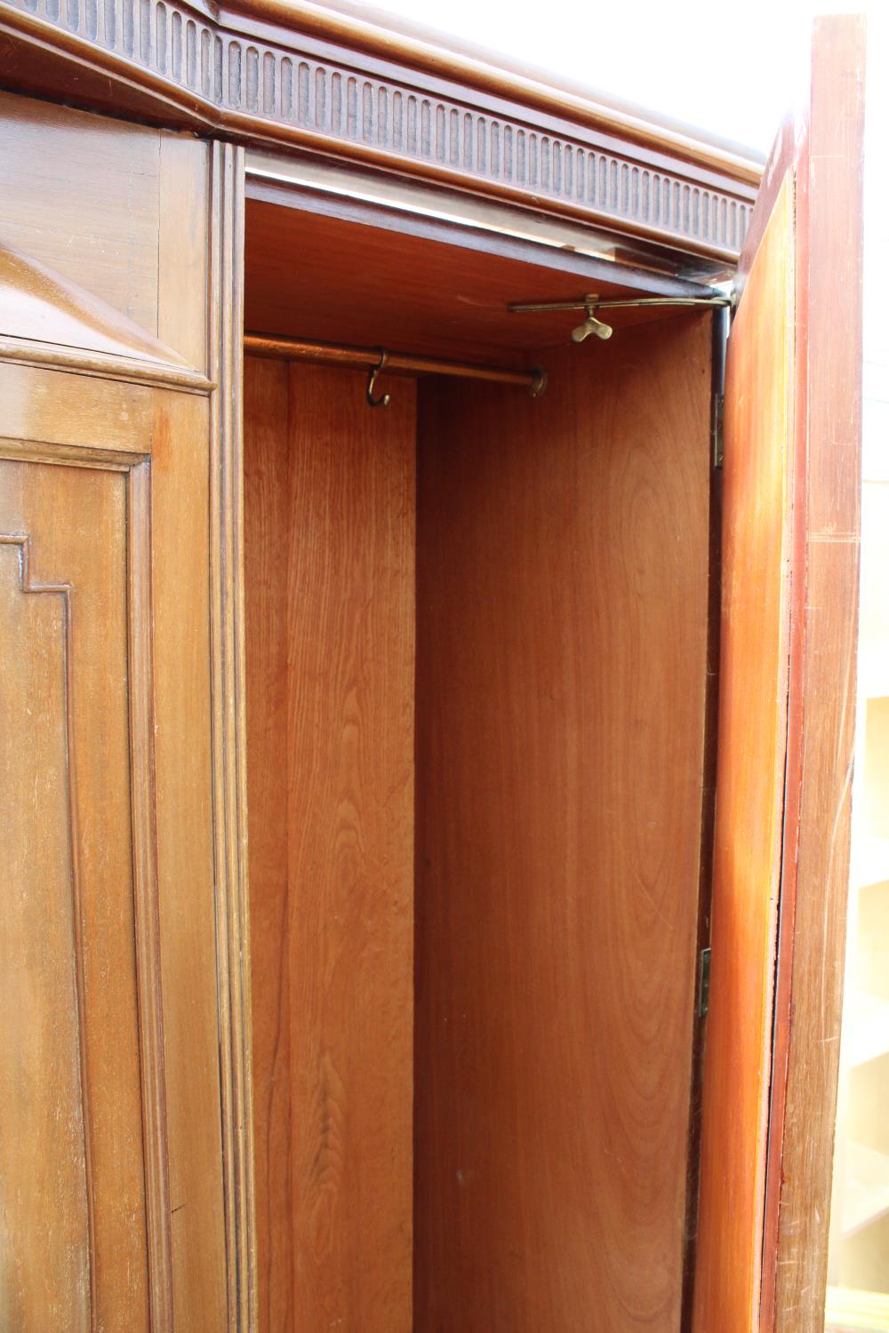 AN EDWARDIAN MAHOGANY PARTIALLY BOW FRONTED MIRROR-DOOR WARDROBE ON BRACKET FEET, 61" WIDE - Image 5 of 5