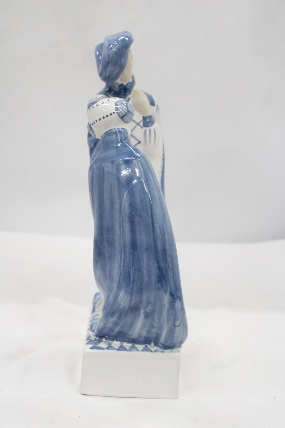 A VINTAGE HISTORICAL LADY AND LORD RYE POTTERY OF KENT FIGURE - APPROXIMATELY 27CM HIGH - Image 5 of 6