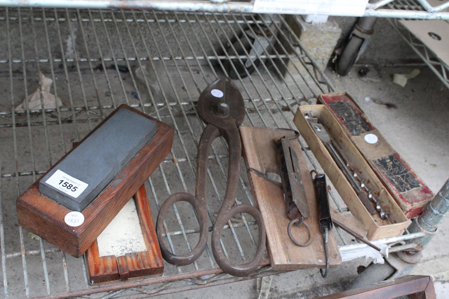 AN ASSORTMENT OF VINTAGE TOOLS TO INCLUDE SNIPS, A SHARPENING STONE AND BRACE DRILL BITS ETC