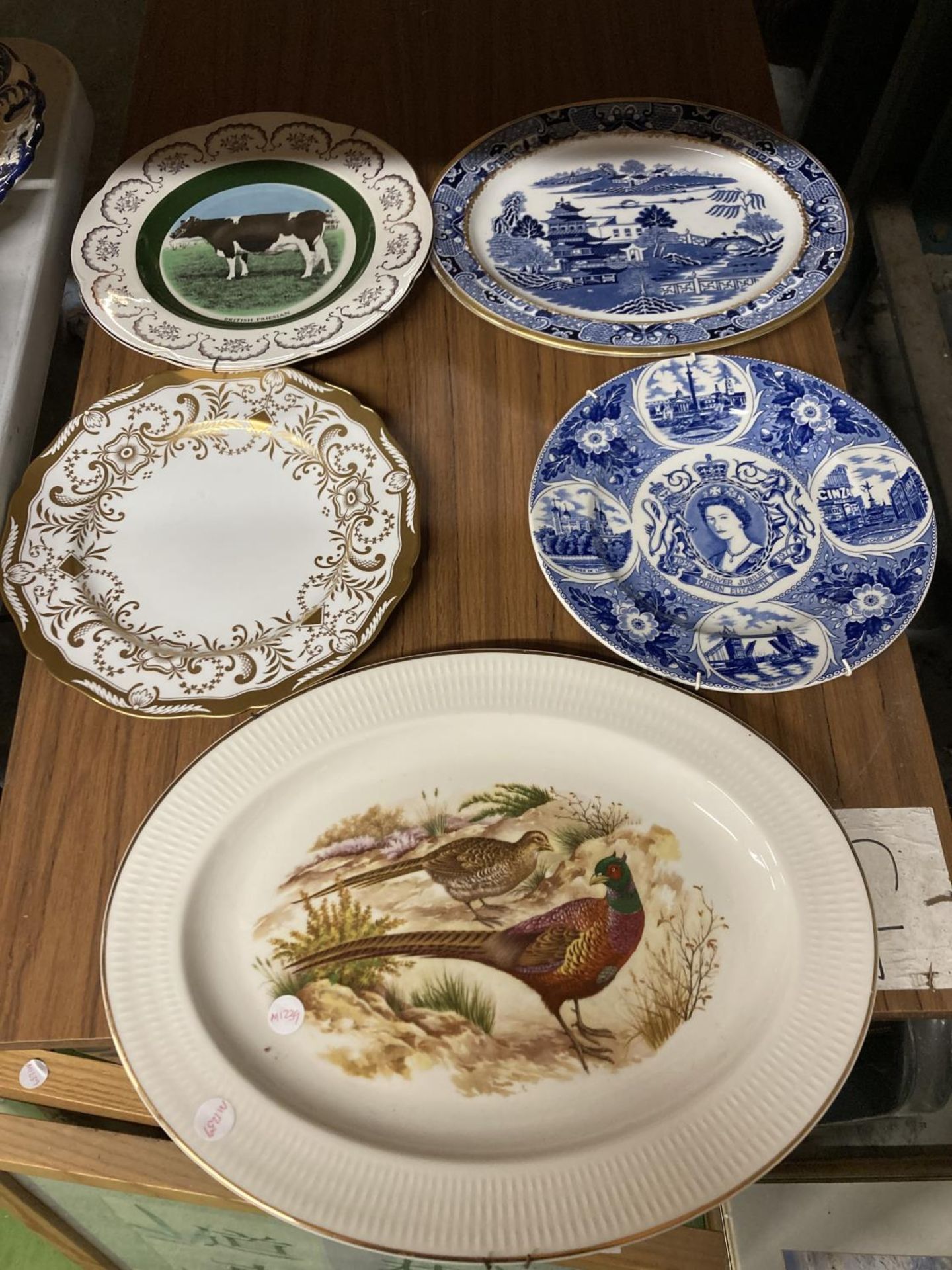 A QUANTITY OF PLATES TO INCLUDE IMAGES OF PHEASANTS, A KINGFISHER, FREISAN COW, BLUE AND WHITE, ETC - Image 2 of 3