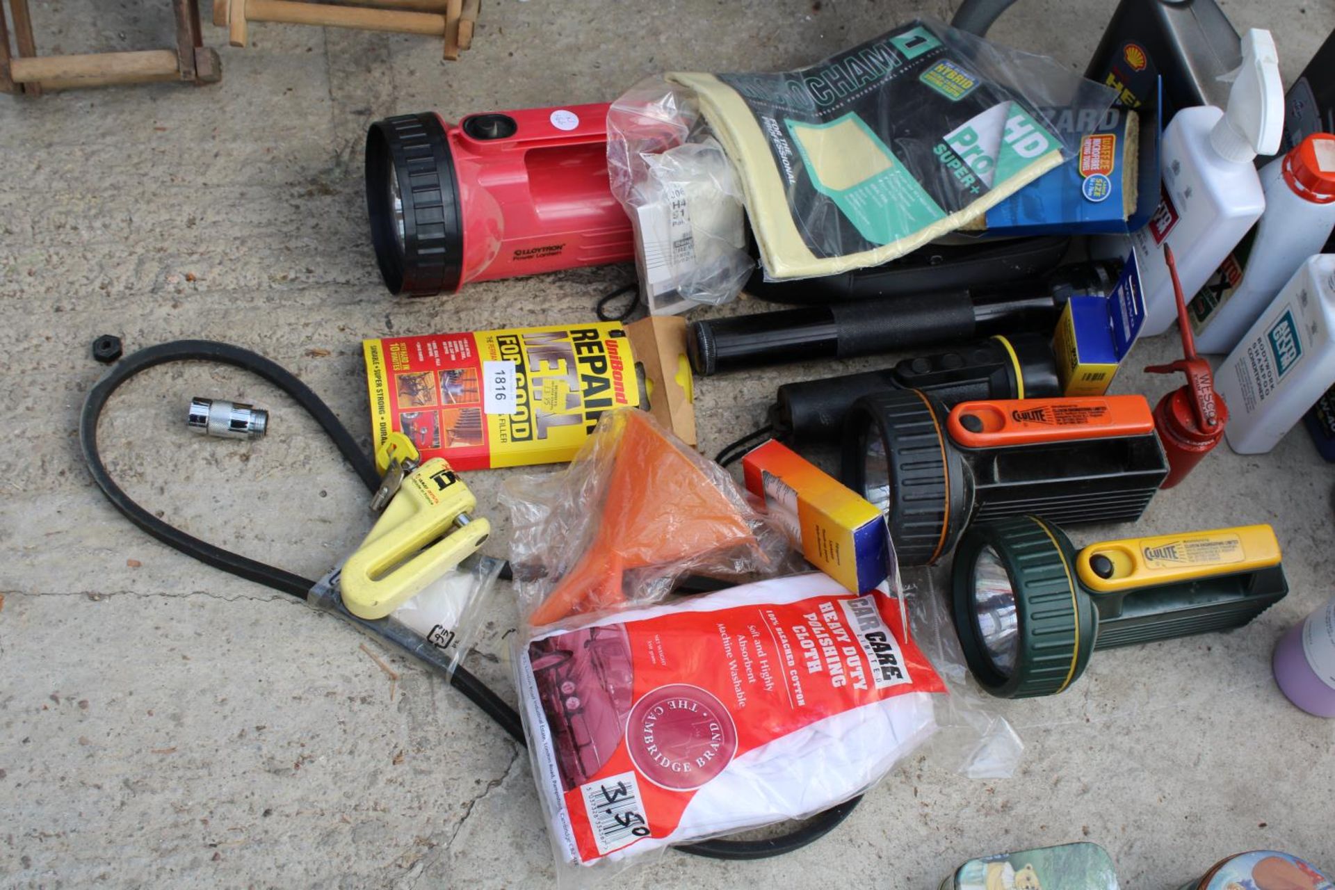 AN ASSORTMENT OF ITEMS TO INCLUDE TORCHES AND MOTOR OILS ETC - Image 3 of 3