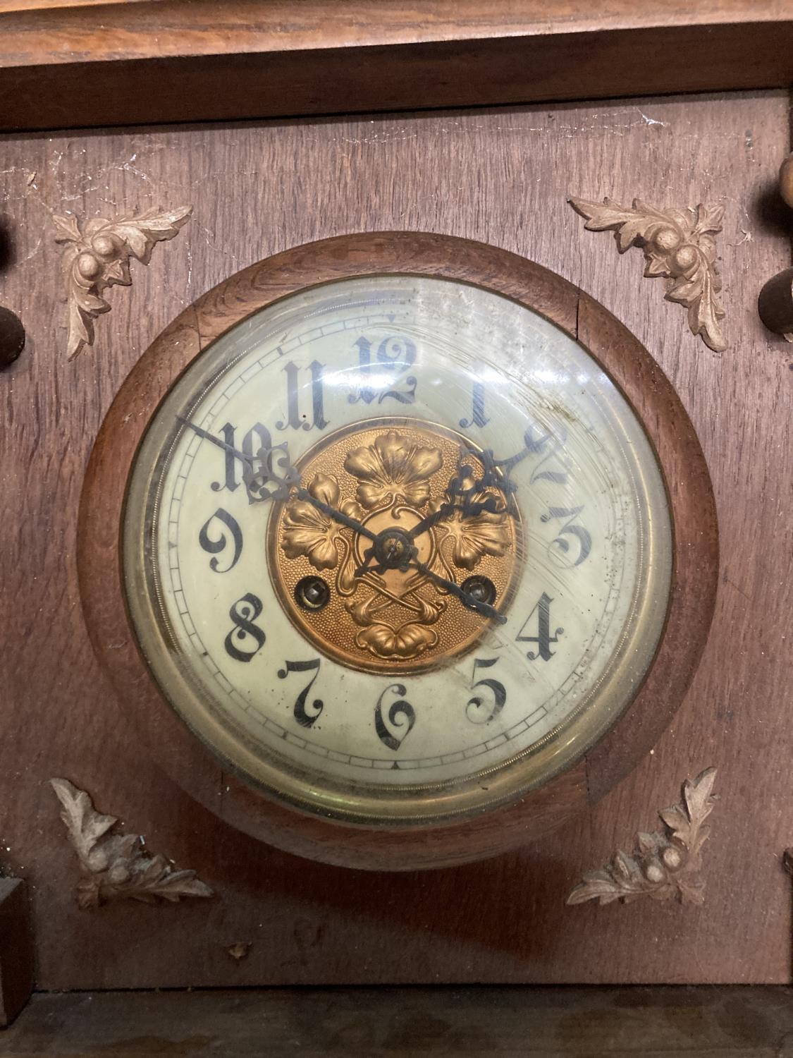 A VINTAGE OAK CASED WALL CLOCK, WITH CARVED DETAIL AND PENDULUM - Image 2 of 6