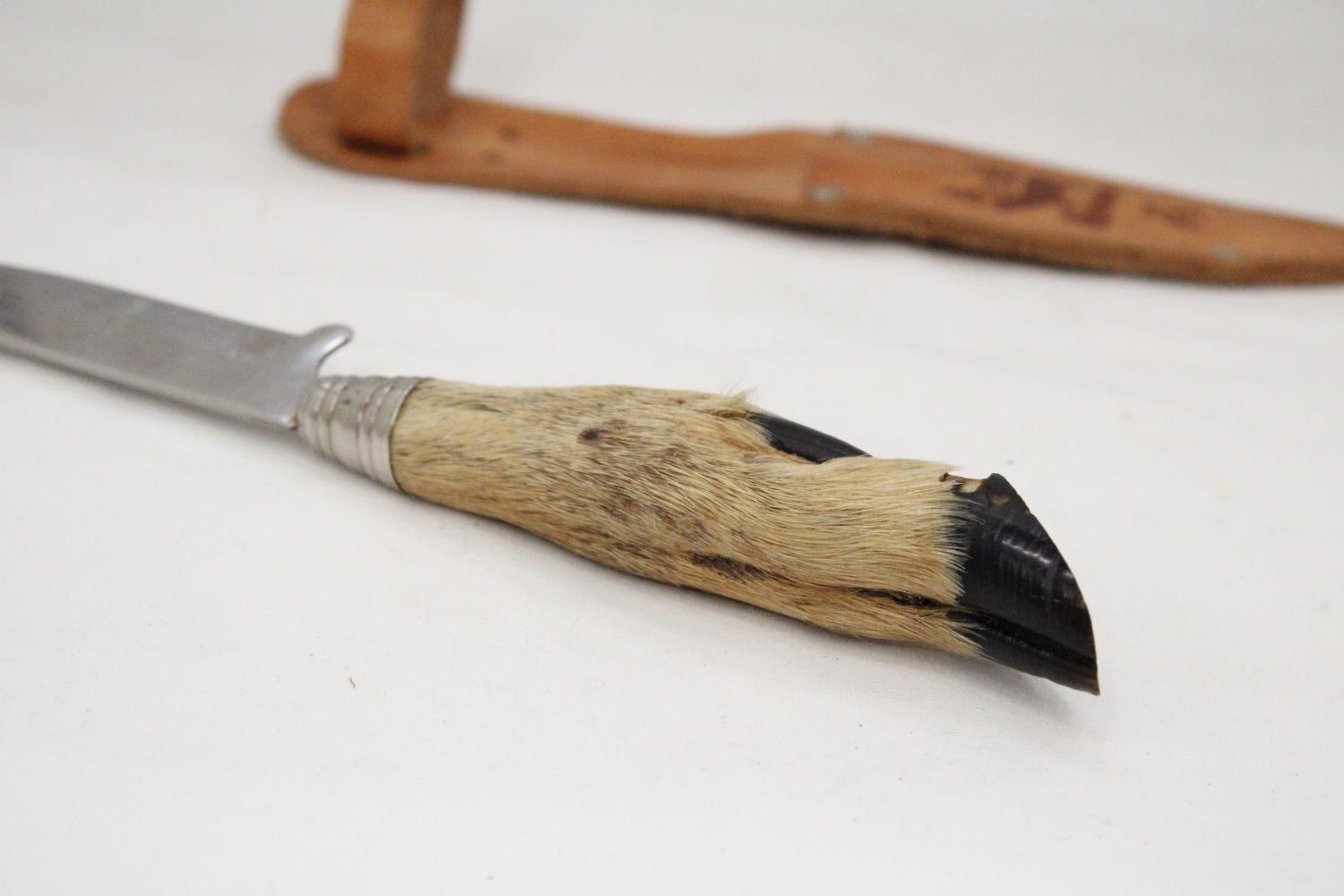 A DEER'S FOOT HUNTING KNIFE IN LEATHER SHEATH - Image 4 of 5
