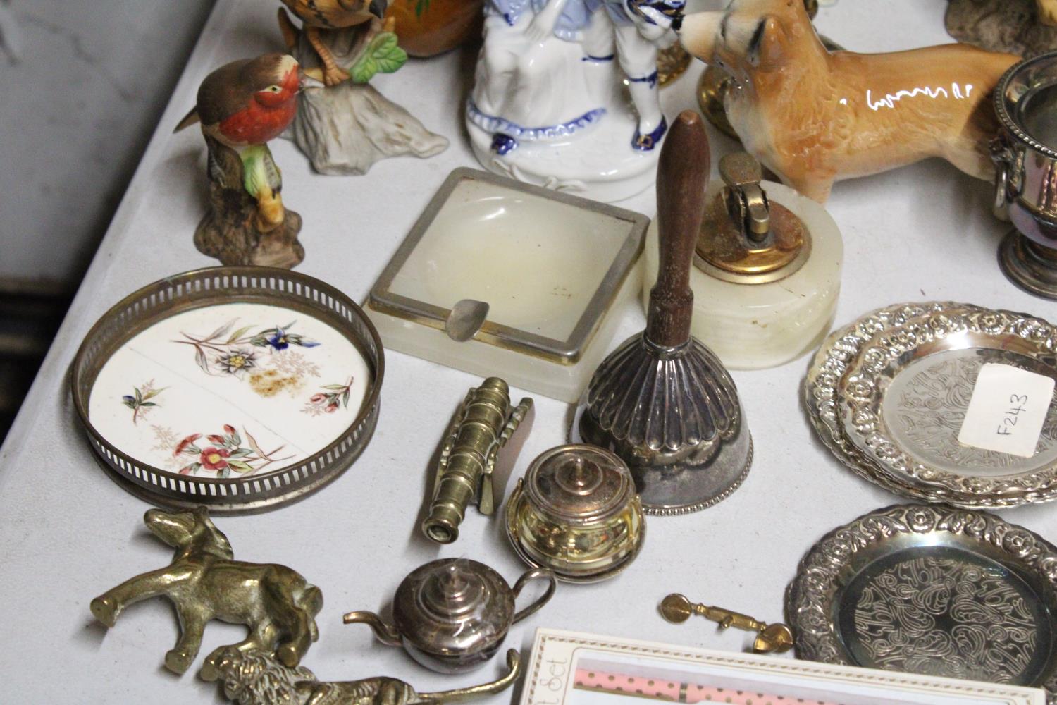 A MIXED LOT OF COLLECTABLES TO INCLUDE SIX MINIATURE BRASS ANIMALS, A VINTAGE OYNX ASHTRAY, A PAIR - Image 4 of 7