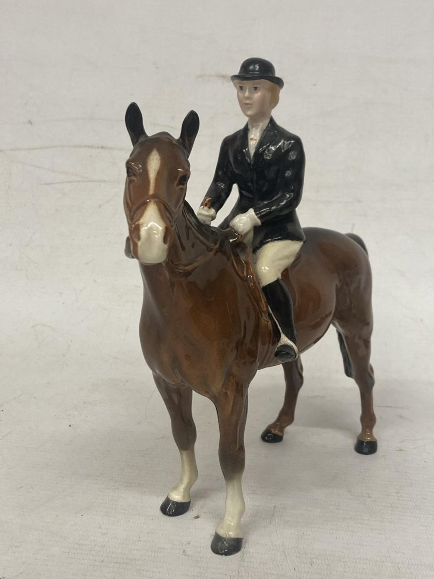 A BESWICK HUNTSWOMAN ON BAY HORSE