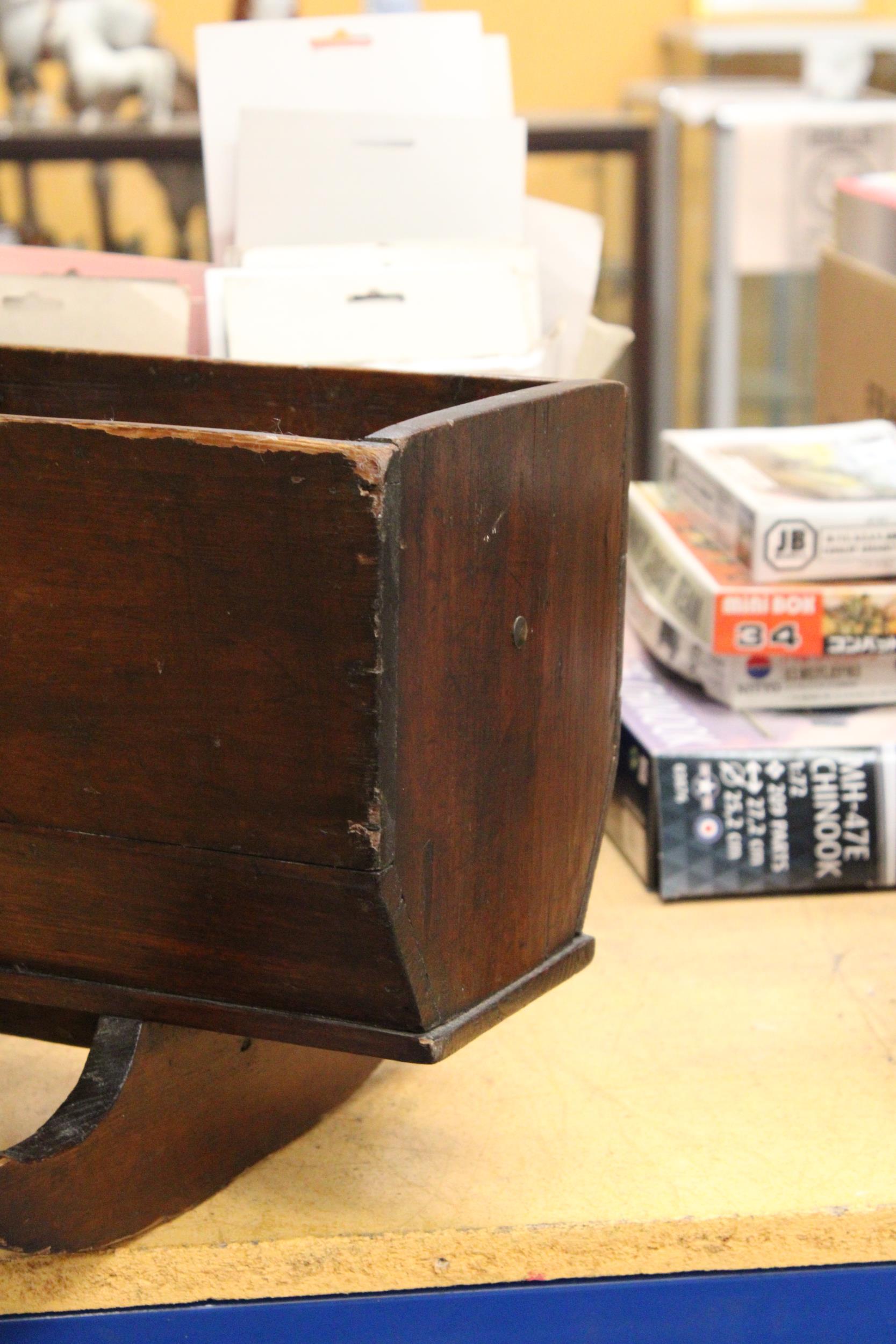 A VICTORIAN WOODEN ROCKING CRADLE - Image 5 of 6