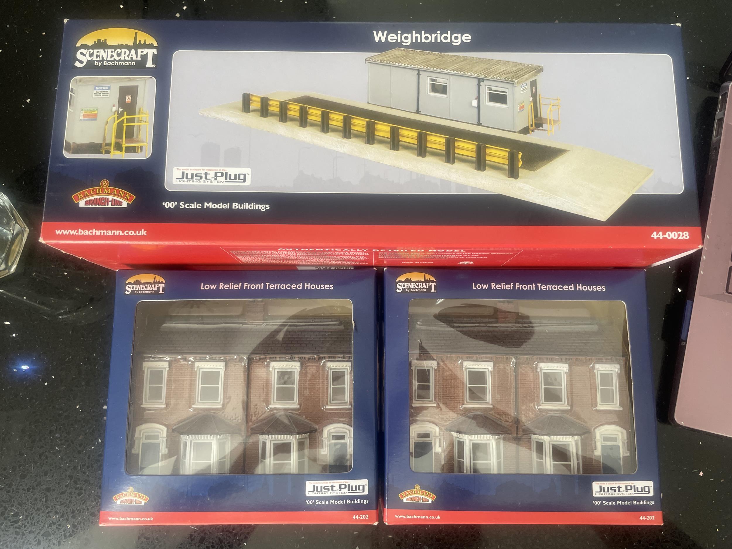 THREE BOXED SCENECRAFT BY BACHMANN 00 GAUGE MODELS TO INCLUDE A WEIGHBRIDGE AND TWO LOW RELIEF FRONT