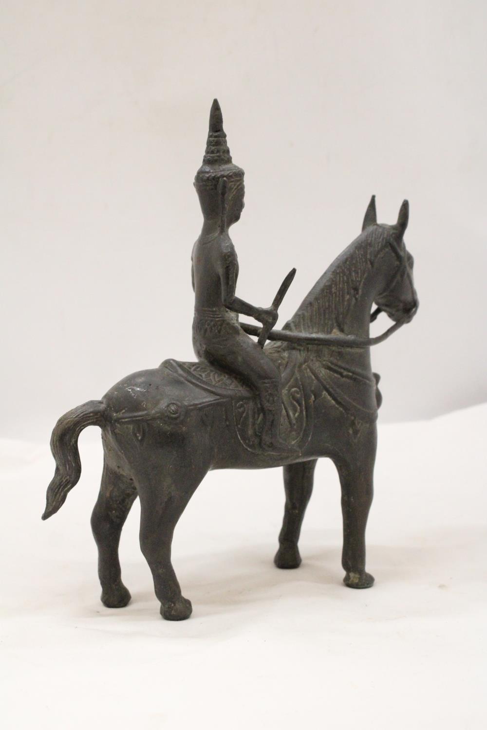 AN ORIENTAL BRONZE HORSE AND WARRIOR RIDER, HEIGHT 25CM, LENGTH 23CM - Image 5 of 5