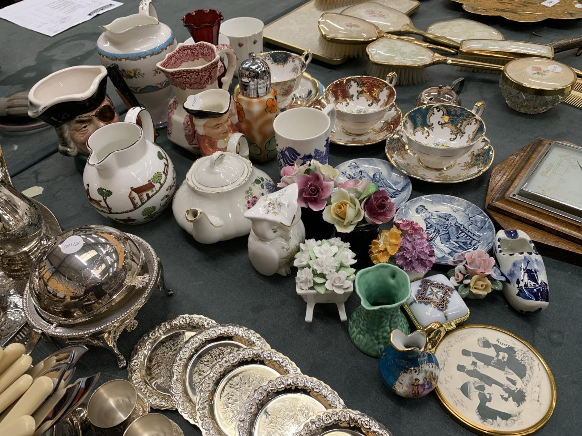 A LARGE QUANTITY OF CERAMIC AND CHINA TO INCLUDE PARAGON CUPS AND SAUCERS, FLORAL POSIES, CROWN - Image 5 of 8