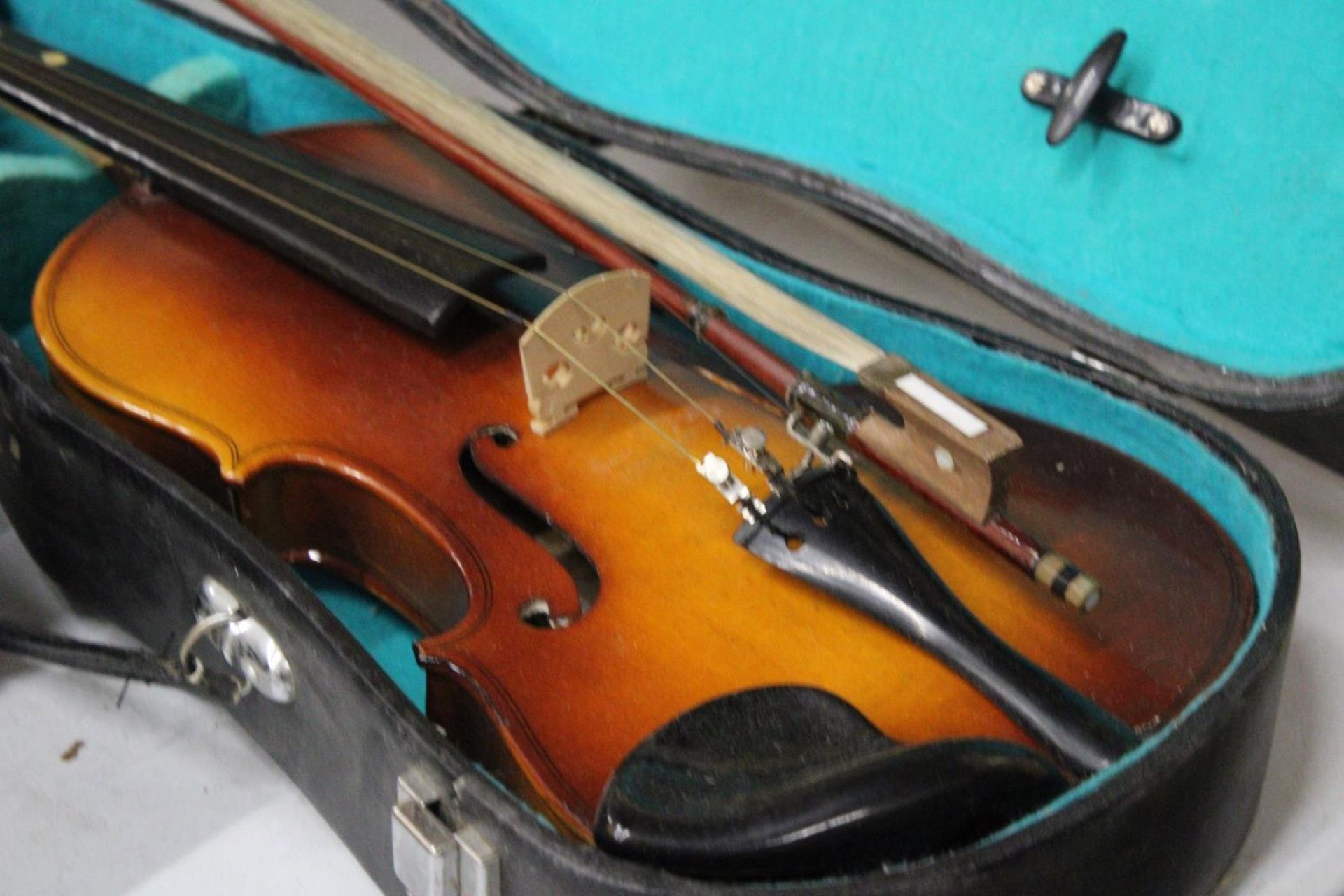 A VINTAGE VIOLIN WITH BOW IN CARRY CASE - Image 2 of 4