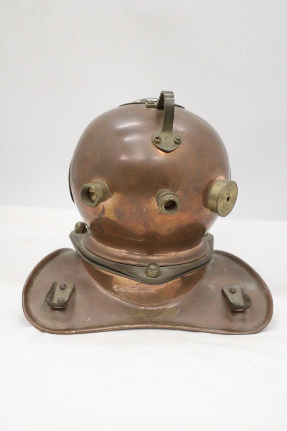 A VINTAGE COPPER AND BRASS DIVERS HELMET - Bild 3 aus 6