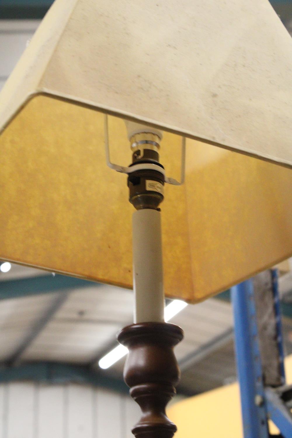 A LARGE MAHOGANY TABLE LAMP WITH BARLEY TWIST COLUMN, WITH SHADE - Image 3 of 6