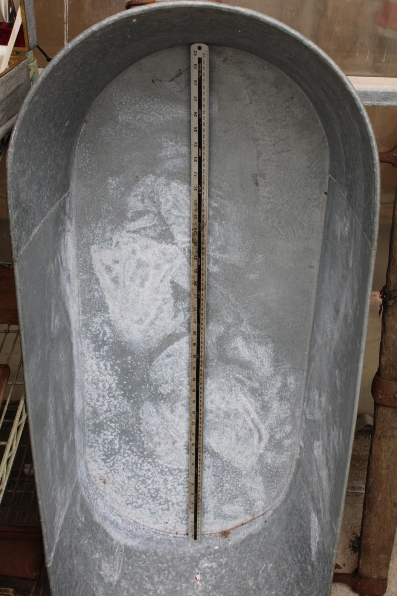 A GALVANISED TIN BATH/PLANTER (L:120CM) - Image 2 of 3