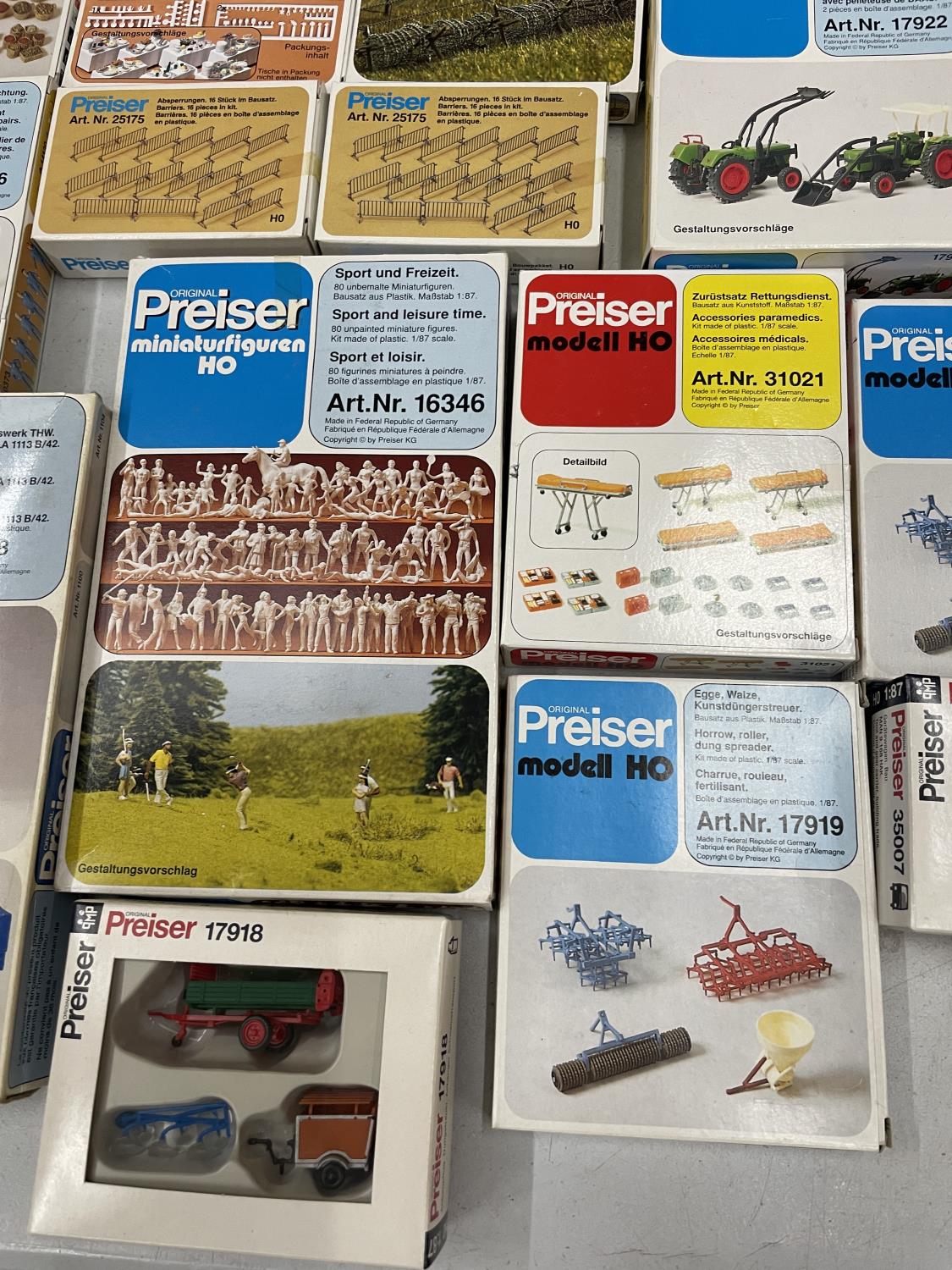 A LARGE COLLECTION OF BOXED PREISER MODELL HO FIGURES AND VEHICLES - Image 7 of 9