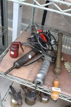 AN ASSORTMENT OF VINTAGE ITEMS TO INCLUDE GREASE GUNS, A BRASS GARDEN SPRAYER AND AN OIL CAN ETC