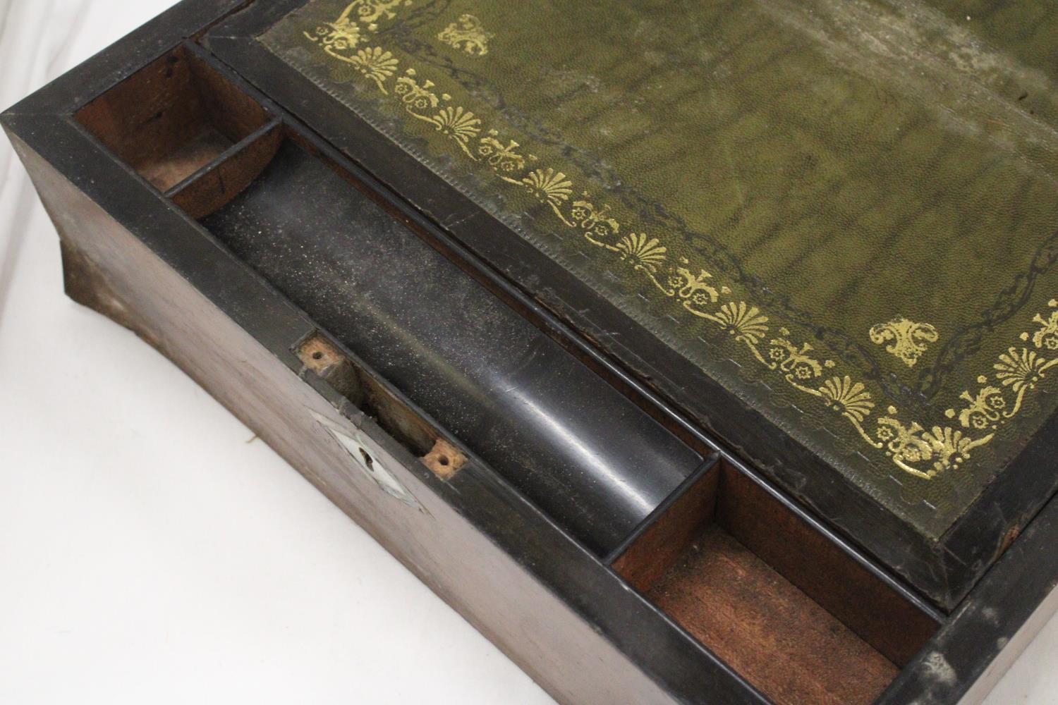 A VINTAGE WALNUT WRITING SLOPE WITH MOTHER OF PEARL ESCUTCHEONS - Bild 5 aus 6