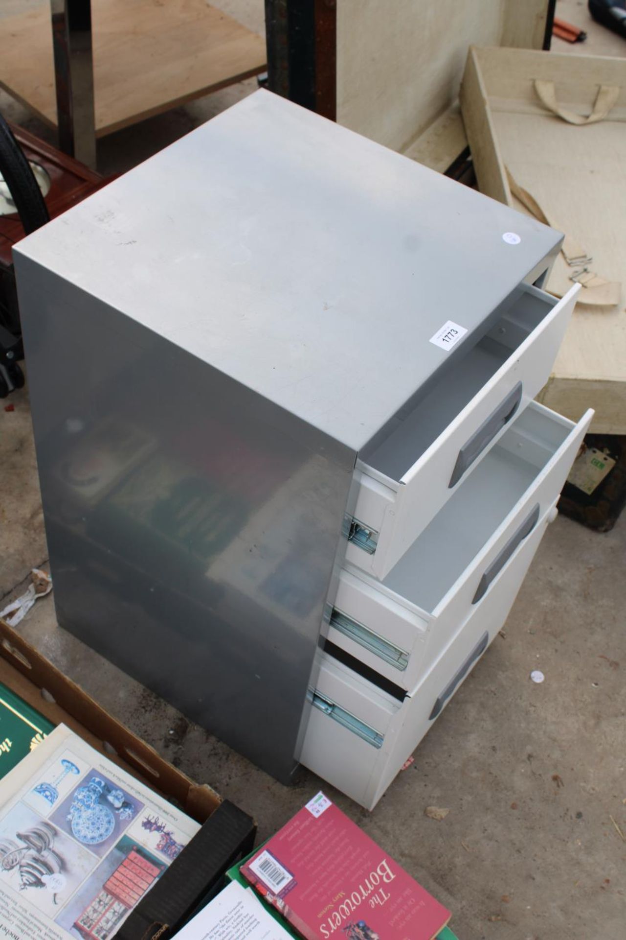 A THREE DRAWER METAL FILING CABINET - Image 2 of 2